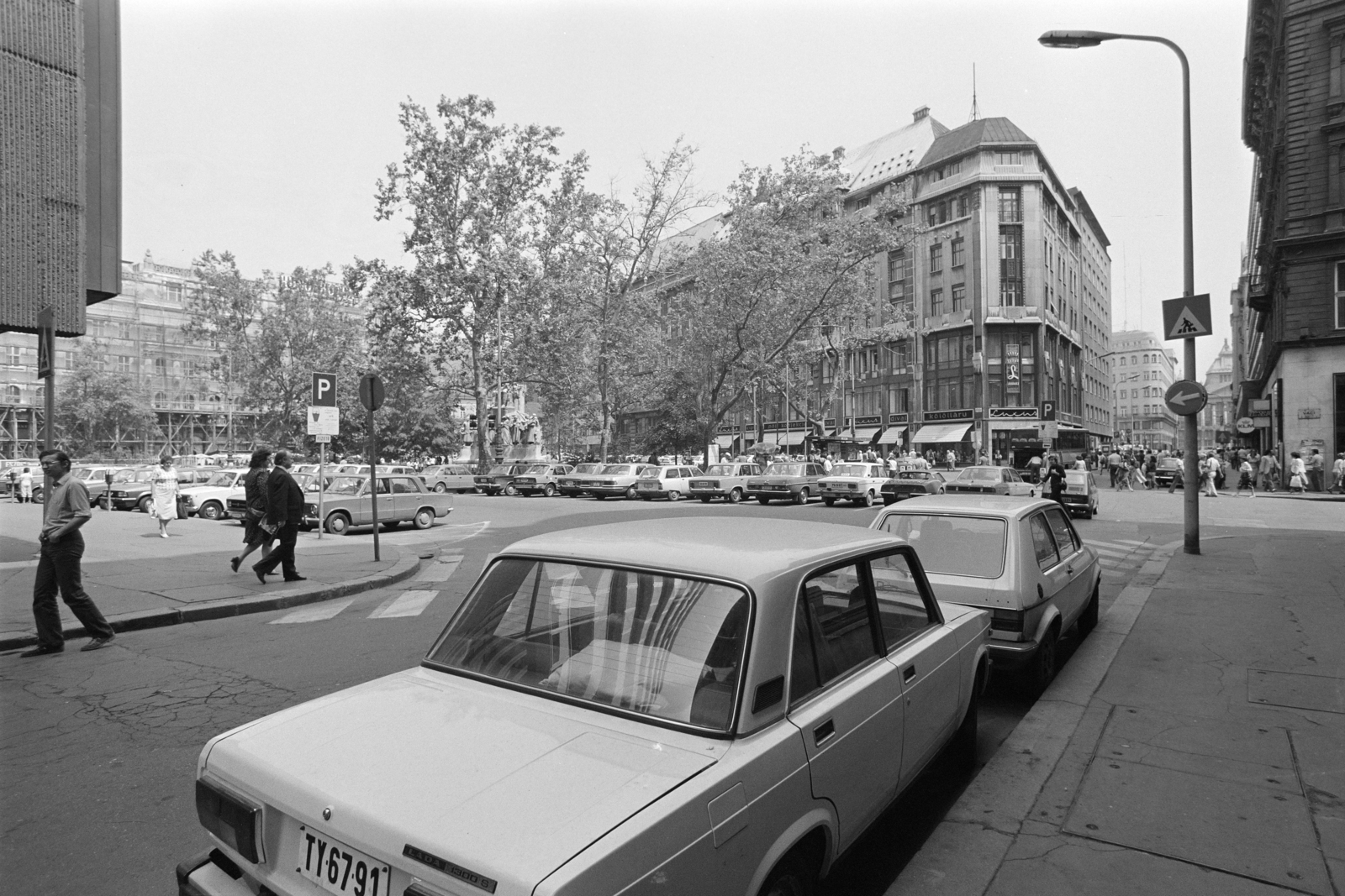 Hungary, Budapest V., Deák Ferenc utca - Vörösmarty tér, a felvétel az ORI (Országos Rendező Iroda) székháza mellett készült. Balra a Gerbeaud-ház, szemben a Vörösmarty Mihály szobor látható. Jobbra a Luxus Áruház a Deák Ferenc utca sarkán., 1982, Artfókusz, Budapest, Fortepan #279374