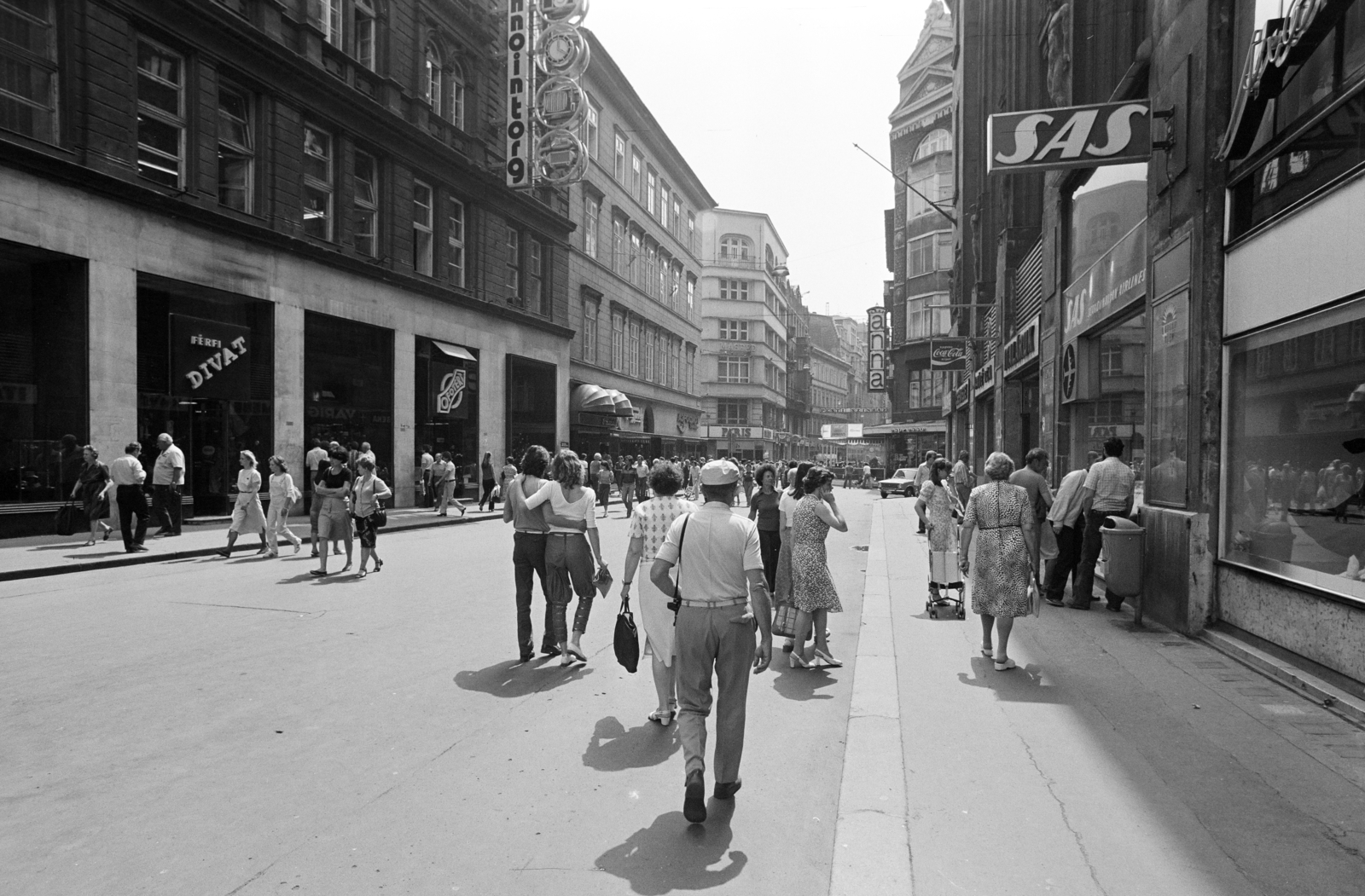 Magyarország, Budapest V., Váci utca, szemben balra a Kristóf tér sarkán álló épületek láthatók. Jobbra a Türr István utca sarkán az Anna presszó., 1982, Artfókusz, Fábián József, Budapest, Fortepan #279375
