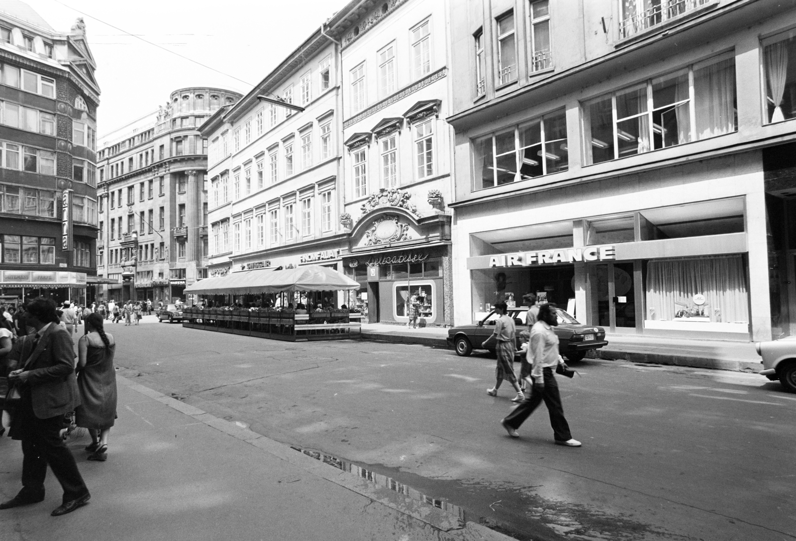 Magyarország, Budapest V., Kristóf tér, balra a Türr István utca sarkán az Anna presszó., 1980, Artfókusz, Fábián József, Budapest, Fortepan #279377