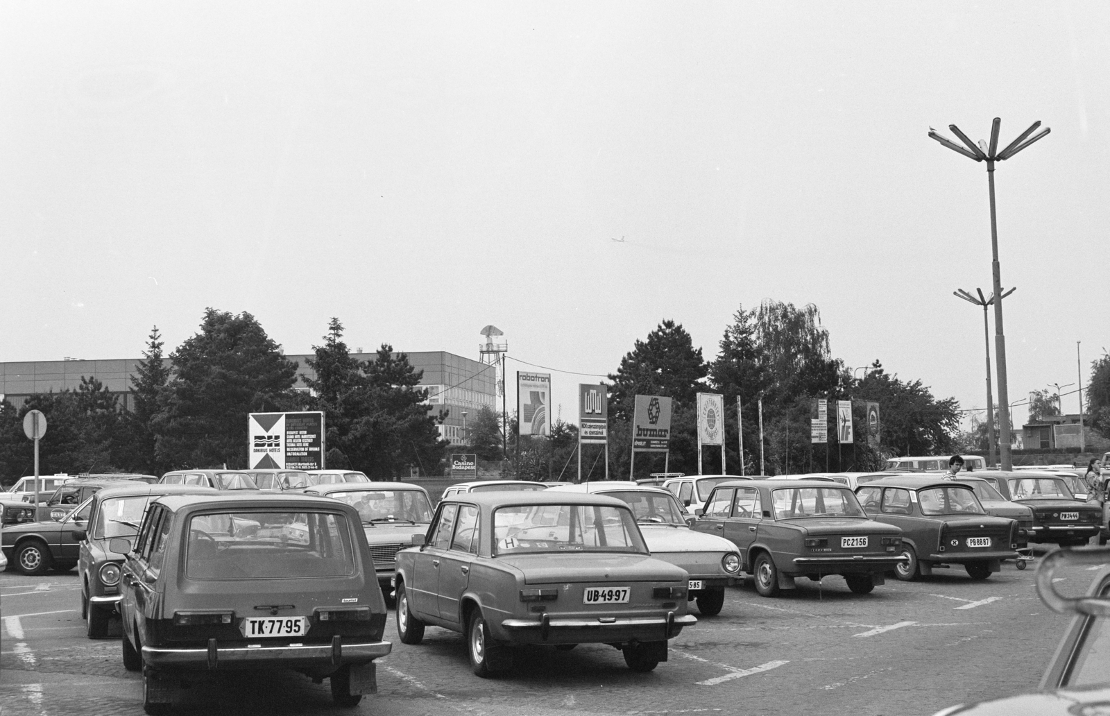 Magyarország, Ferihegyi (ma Liszt Ferenc) repülőtér, Budapest XVIII., parkoló., 1982, Artfókusz, Fábián József, Budapest, Fortepan #279379