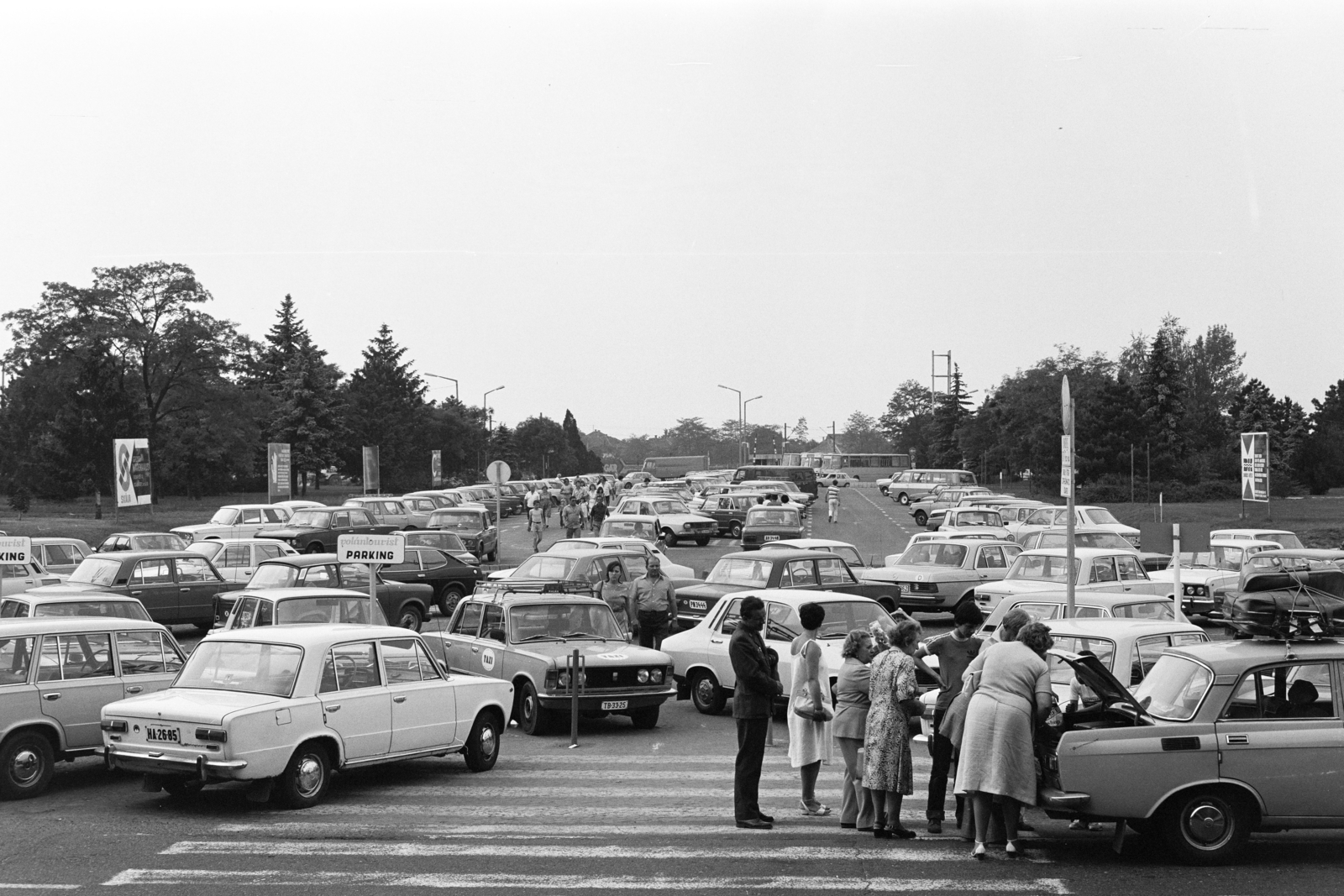 Magyarország, Ferihegyi (ma Liszt Ferenc) repülőtér, Budapest XVIII., parkoló a forgalmi épület és a Ferihegyi repülőtérre vezető út között., 1982, Artfókusz, Fábián József, gyalogátkelő, Budapest, Fortepan #279380