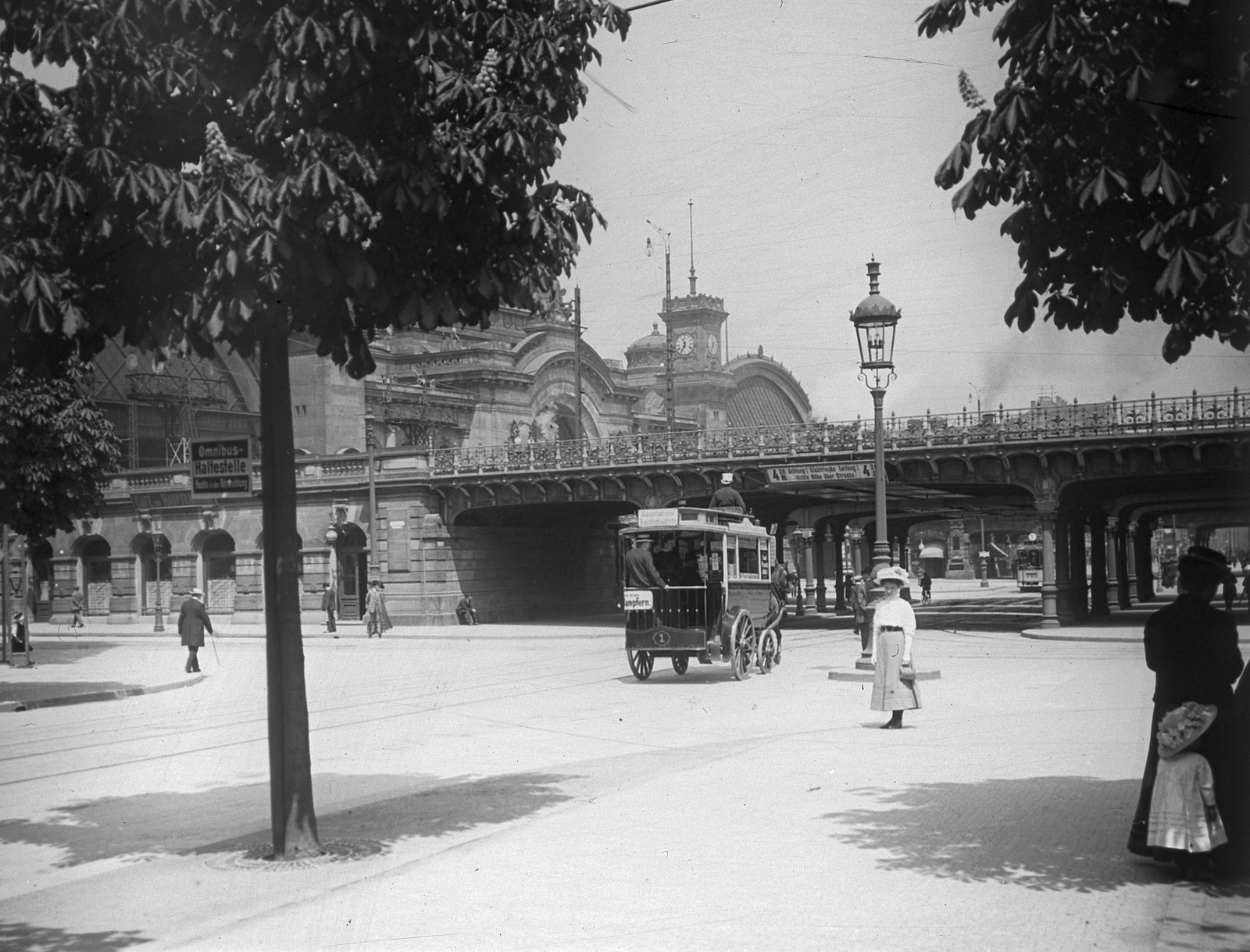 Németország, Drezda, Fritz-Löffler-Strasse (Reichstrasse ), balra a Bayrische Strasse (Bismarckstrasse), jobbra a Strehlener Strasse. Szemben a Főpályaudvar., 1907, Schoch Frigyes, omnibusz, Fortepan #27940