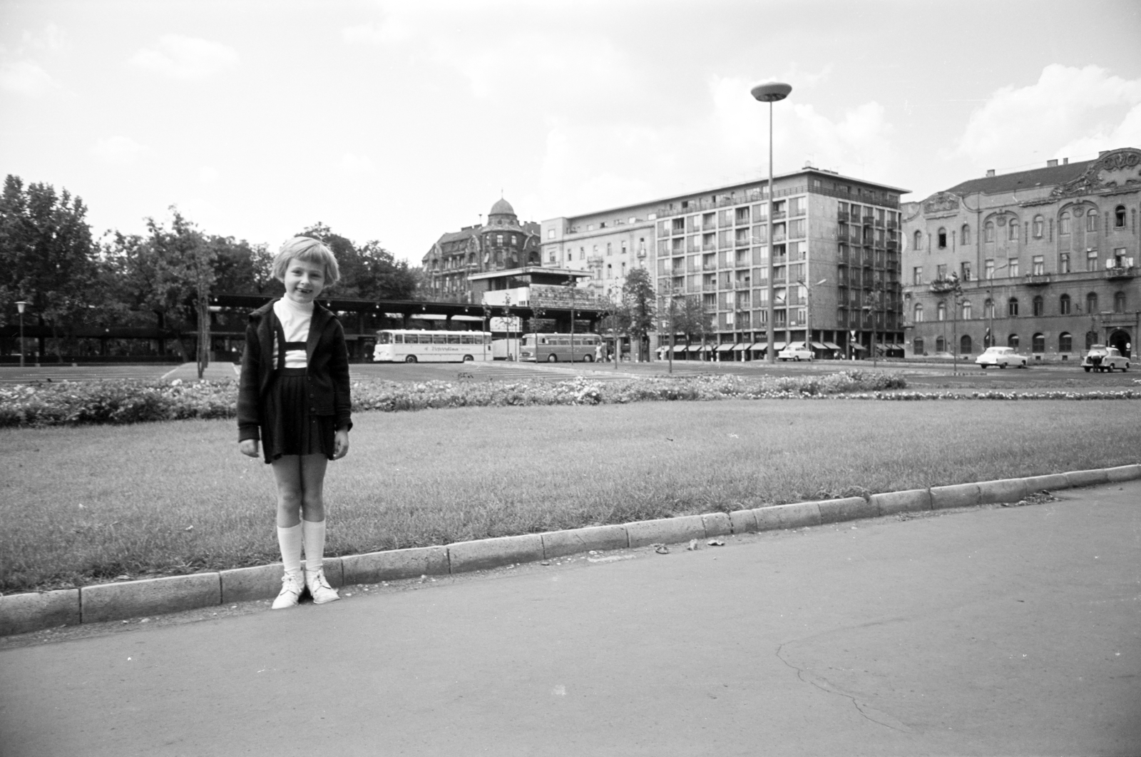 Hungary, Budapest V., Erzsébet (Engels) téri parkoló és MÁVAUT autóbusz-pályaudvar a Bajcsy-Zsilinszky út felől nézve., 1966, Artfókusz, Budapest, Fortepan #279402