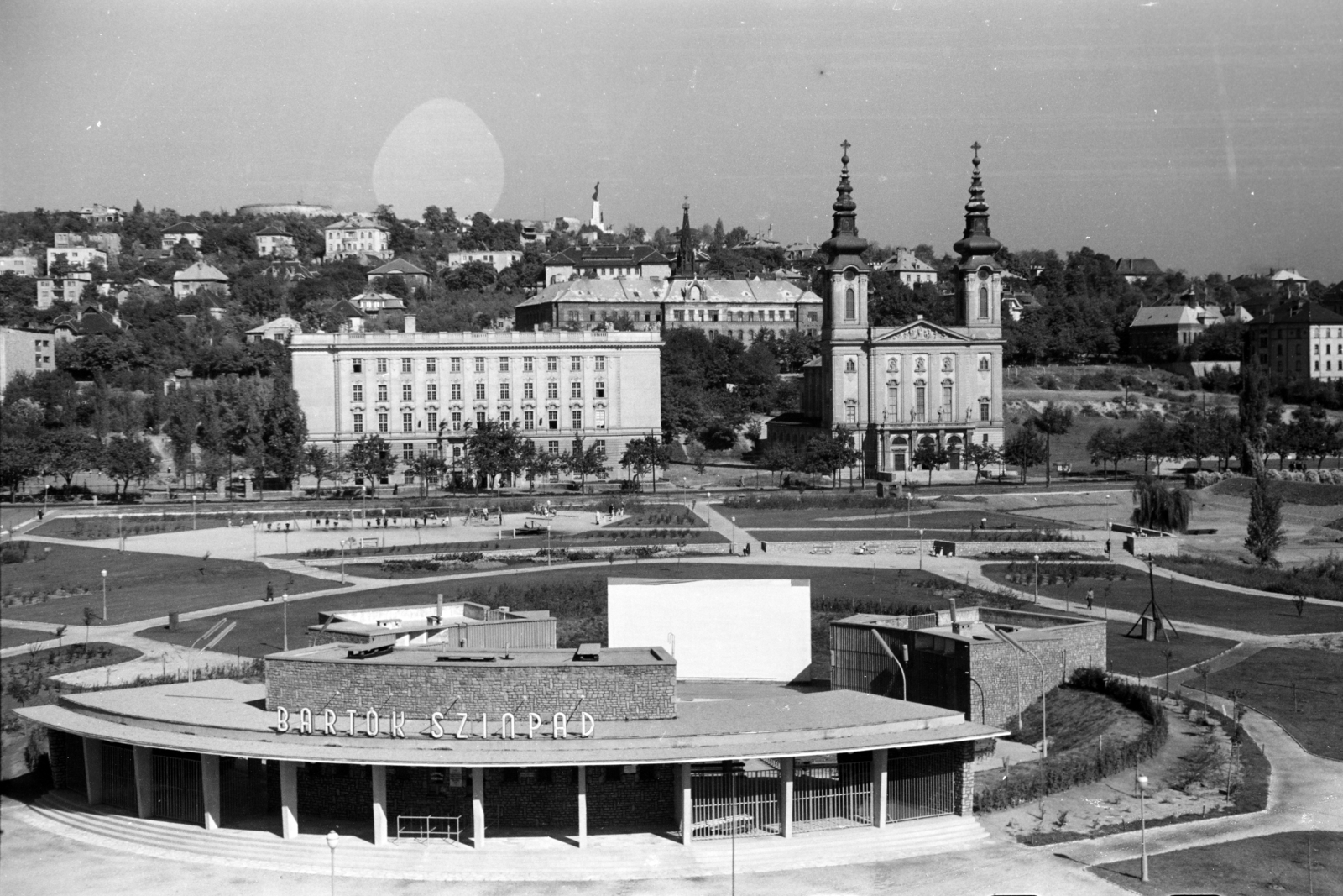 Hungary, Budapest XI., Bartók Színpad (később Budai Parkszínpad) a Feneketlen-tó mellett. Szemben a József Attila (később Budai Ciszterci Szent Imre) Gimnázium és a Szent Imre-templom., 1963, Artfókusz, Budapest, Fortepan #279416