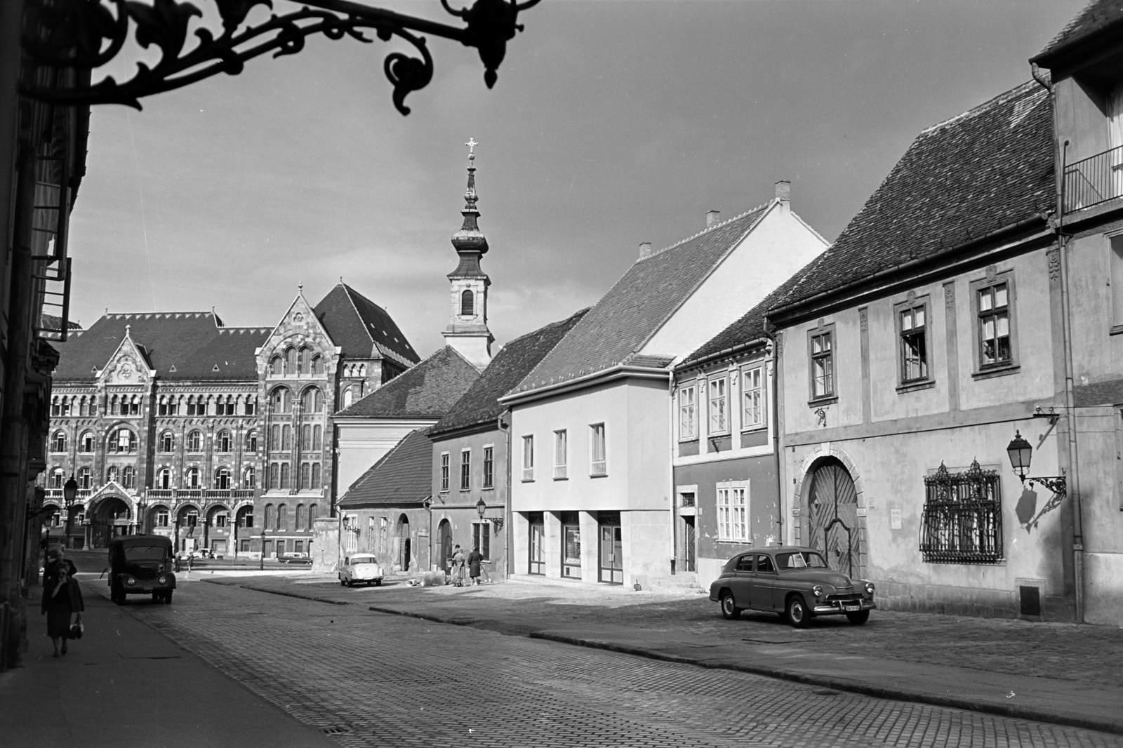 Hungary, Budapest I., Fortuna utca, szemben a Bécsi kapu térnél a Magyar Országos Levéltár épülete. Jobbra a Budavári Evangélikus templom., 1967, Artfókusz, Budapest, Fortepan #279419