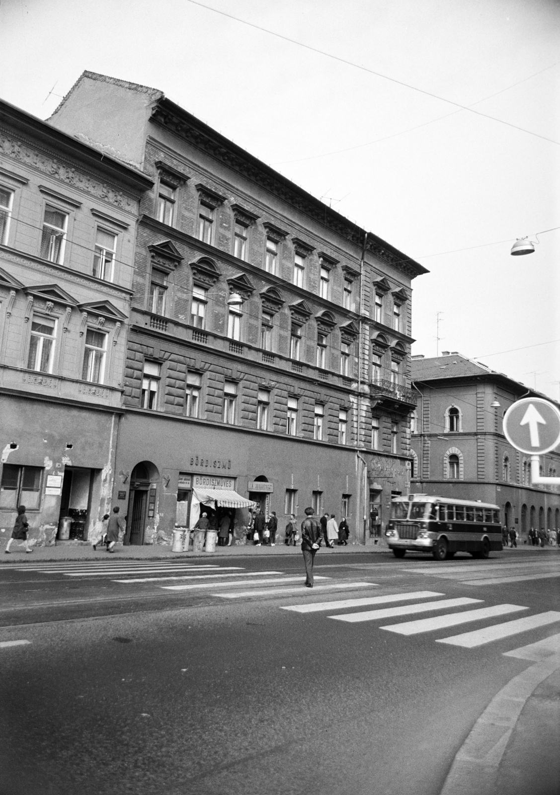 Magyarország, Budapest VII., Thököly út 20-as számú ház, Hernád utca sarok., 1969, Artfókusz, Fábián József, gyalogátkelő, Budapest, Fortepan #279438