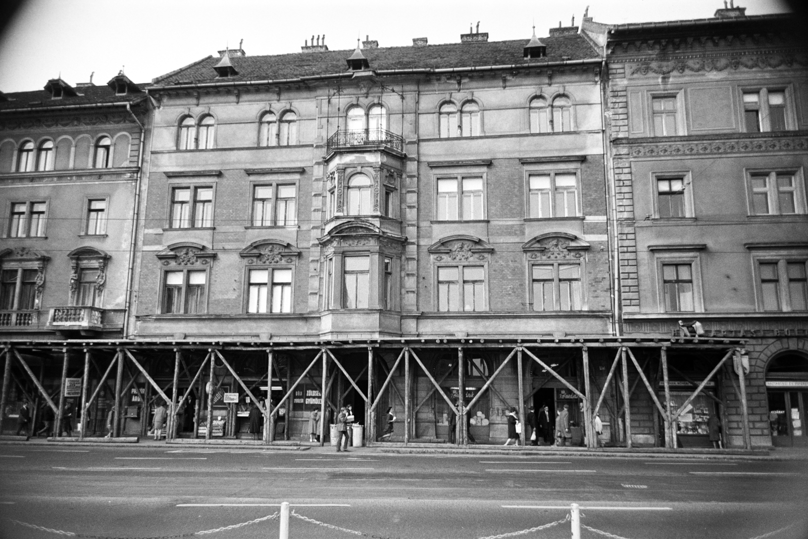 Magyarország, Budapest VII., Thököly út, balra a 12-es, középen a 14-es, jobbra a 16-os számú ház., 1969, Artfókusz, Fábián József, Budapest, Fortepan #279440