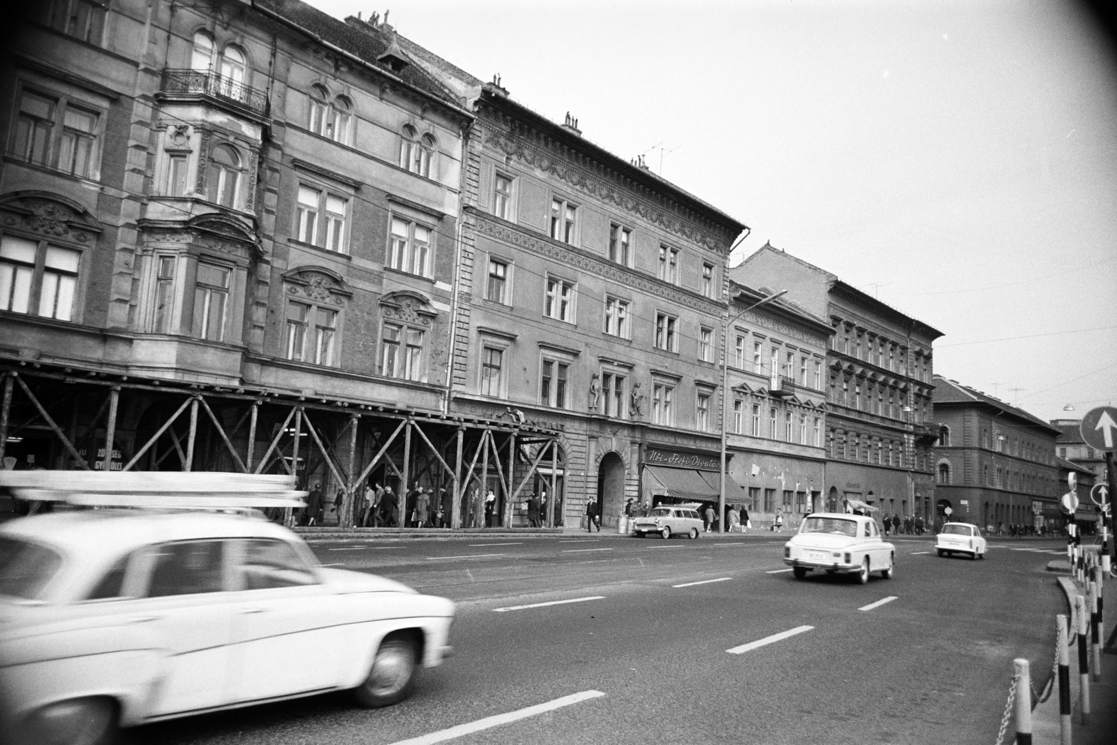 Hungary, Budapest VII., Thököly út, a 14. - 20. szám közötti házsor, jobbra a Hernád utca torkolata., 1969, Artfókusz, traffic, Budapest, Fortepan #279442