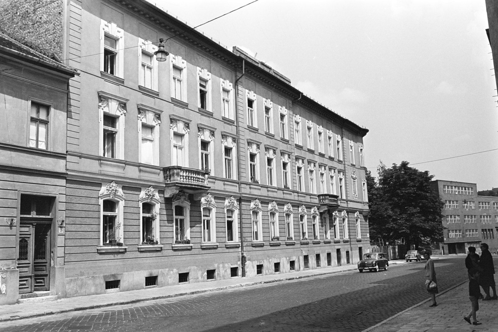 Hungary, Budapest I., Mészáros utca 9-11. számú ház, jobbra a Szilágyi Erzsébet gimnázium épülete látható., 1963, Artfókusz, Budapest, Fortepan #279450