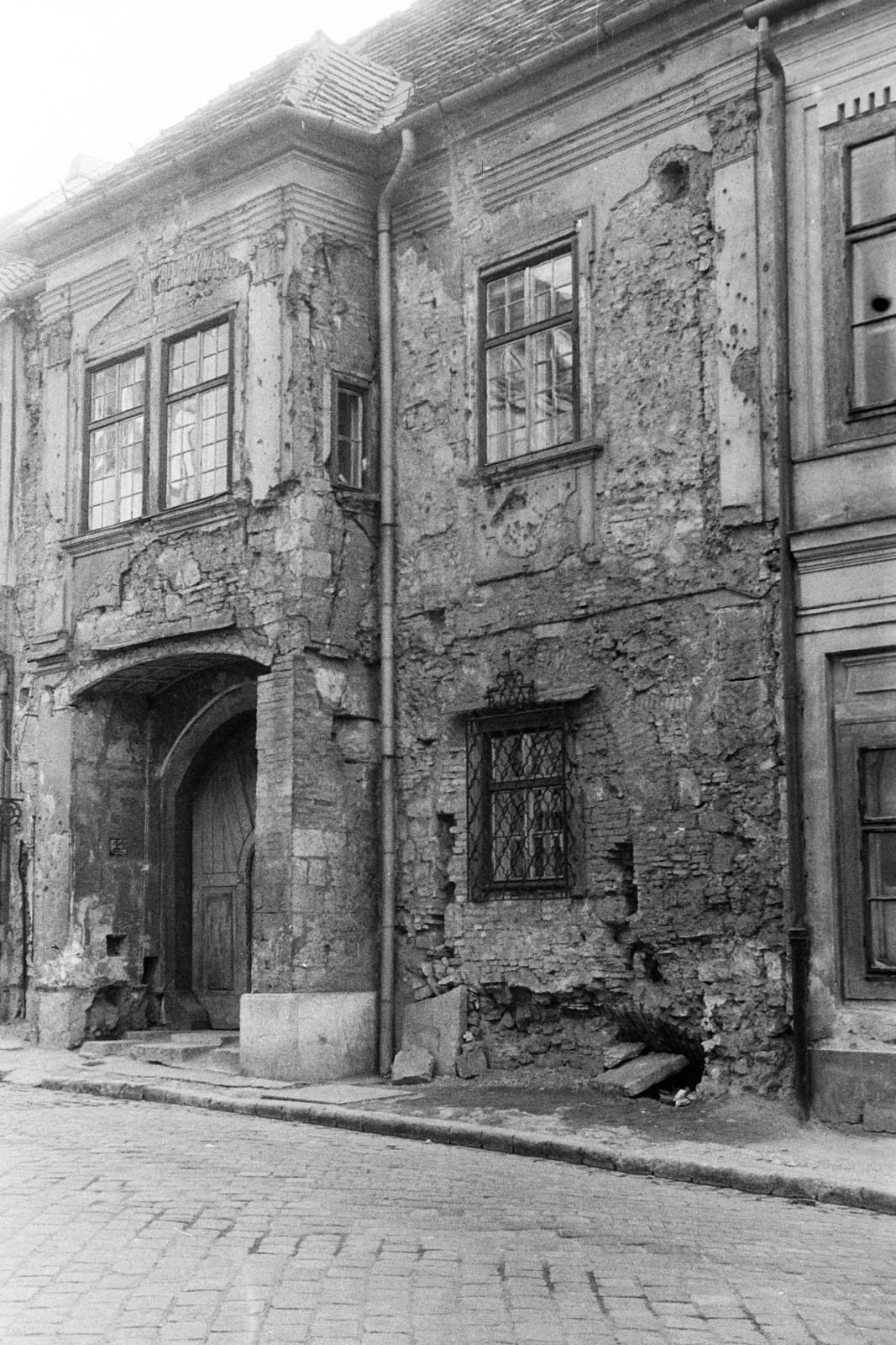 Magyarország, budai Vár, Budapest I., Országház utca 22-es számú ház., 1958, Artfókusz, Fábián József, ablak, épületkár, fal, Budapest, golyónyom, Fortepan #279468