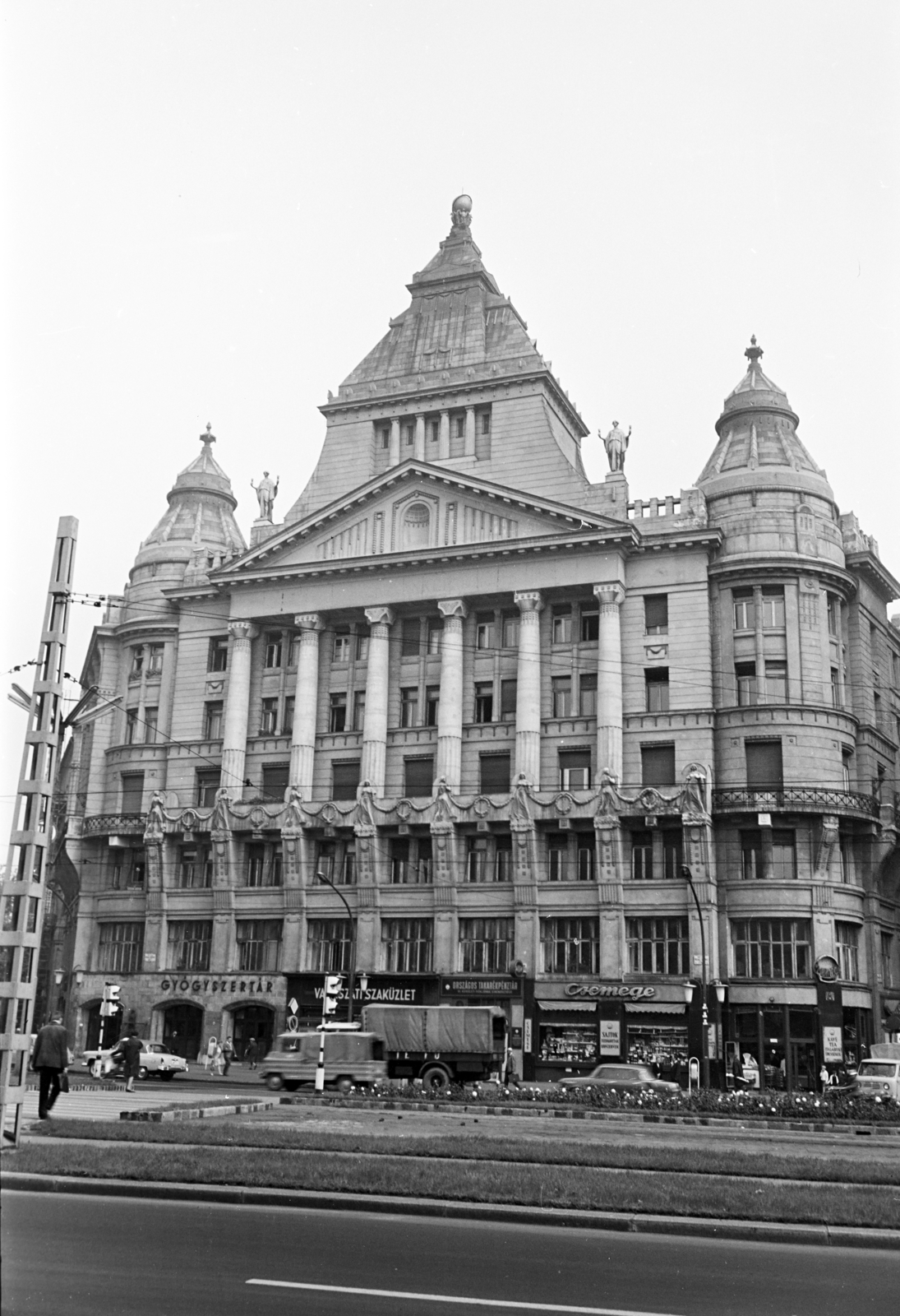 Magyarország, Budapest V.,Budapest VI., Károly (Tanács) körút, szemben az Anker-ház., 1968, Artfókusz, Fábián József, Budapest, Fortepan #279474