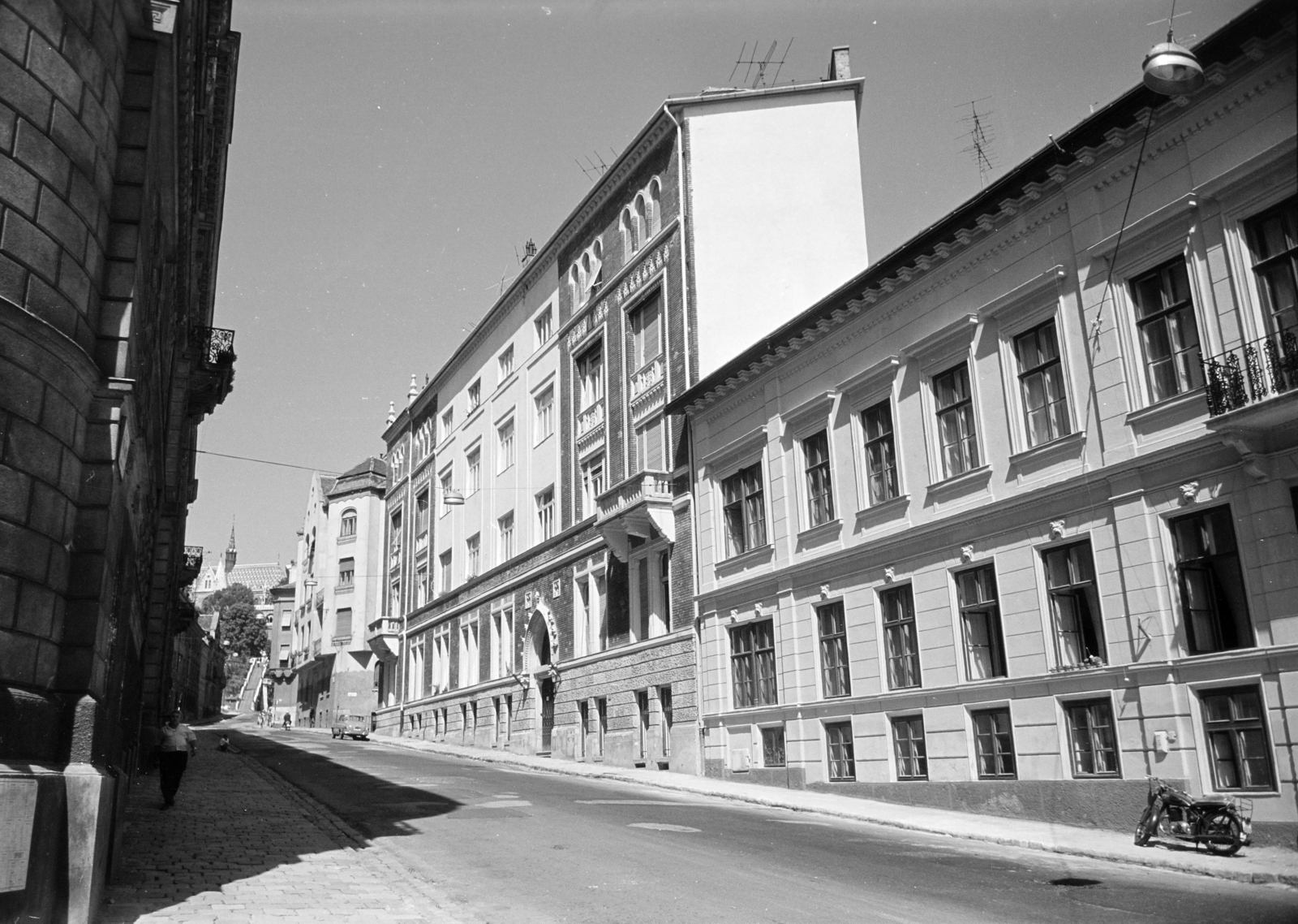Magyarország, Budapest I., Hunyadi János út a Hunyadi lépcső és a Jezsuita lépcső közötti szakaszon. Távolabb a Mátyás-temolom látható., 1965, Artfókusz, Fábián József, Budapest, Fortepan #279491