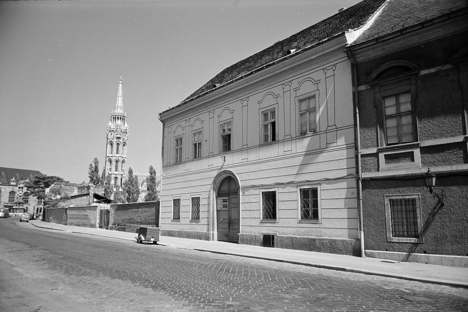 Magyarország, budai Vár, Budapest I., Tárnok utca, szemben a felújított 7. számú ház, balra a Mátyás-templom., 1965, Artfókusz, Fábián József, Budapest, Fortepan #279492