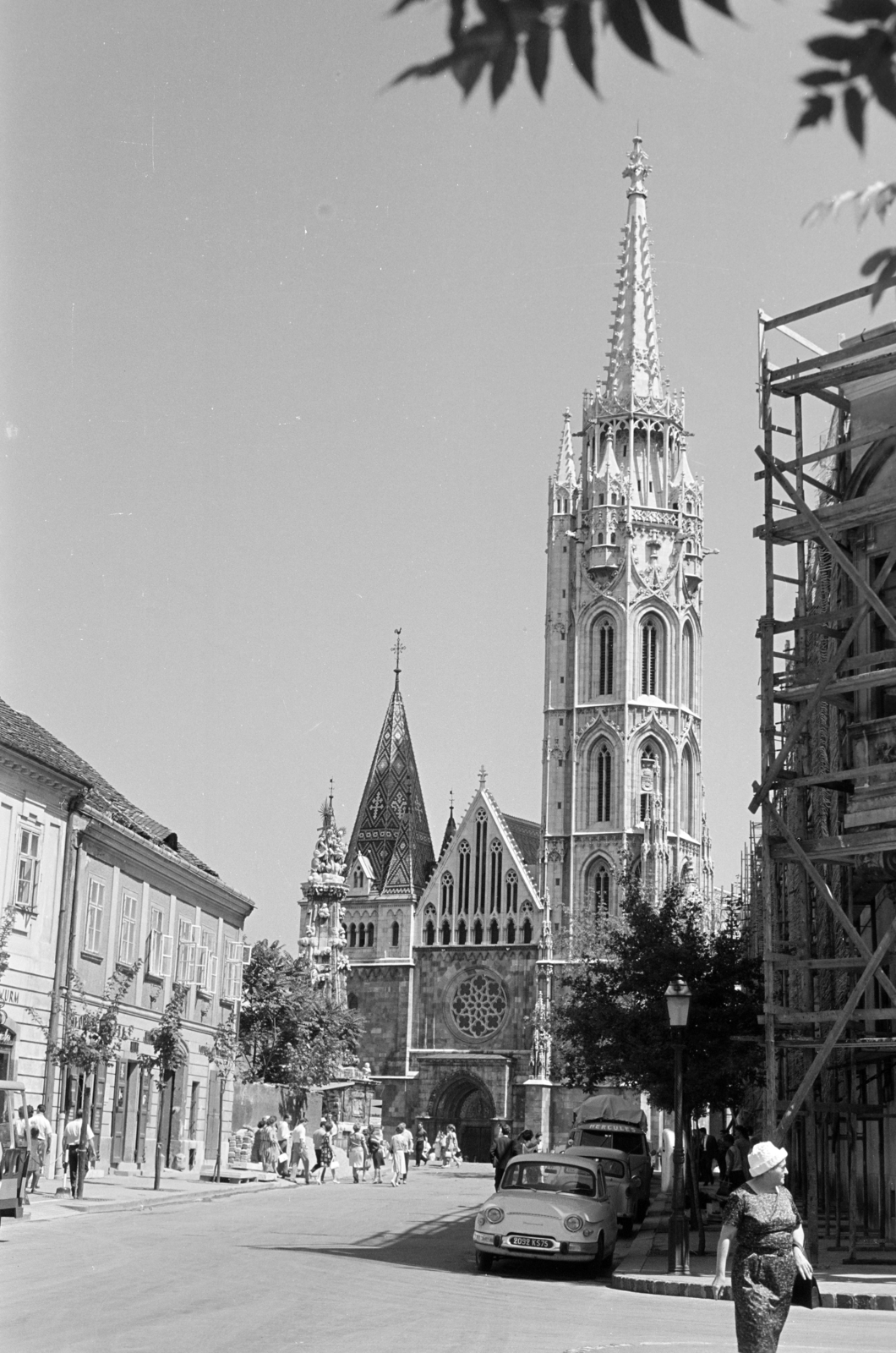 Magyarország, budai Vár, Budapest I., Szentháromság utca, jobbra a felállványozott régi budai Városháza épülete az Úri utca sarkán, Szemben a Mátyás-templom., 1965, Artfókusz, Fábián József, Budapest, Fortepan #279494