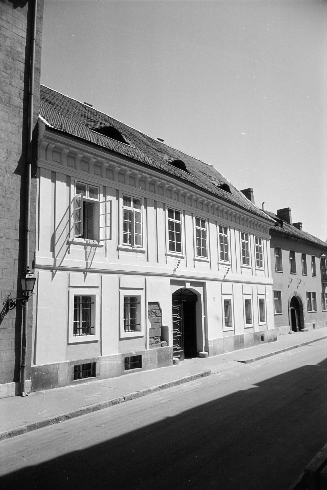 Hungary, Budapest I., Úri utca, szemben a felújított 29-es számú ház., 1963, Artfókusz, Budapest, Fortepan #279496