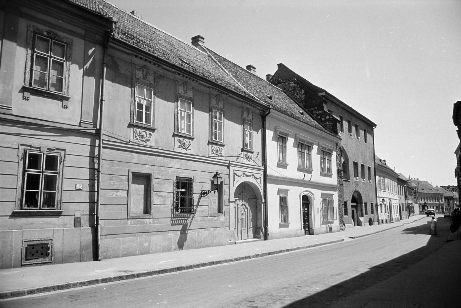 Hungary, Budapest I., Úri utca, szemben a világos homlokzattal a felújított 33-as számú ház látható., 1963, Artfókusz, Budapest, Fortepan #279497