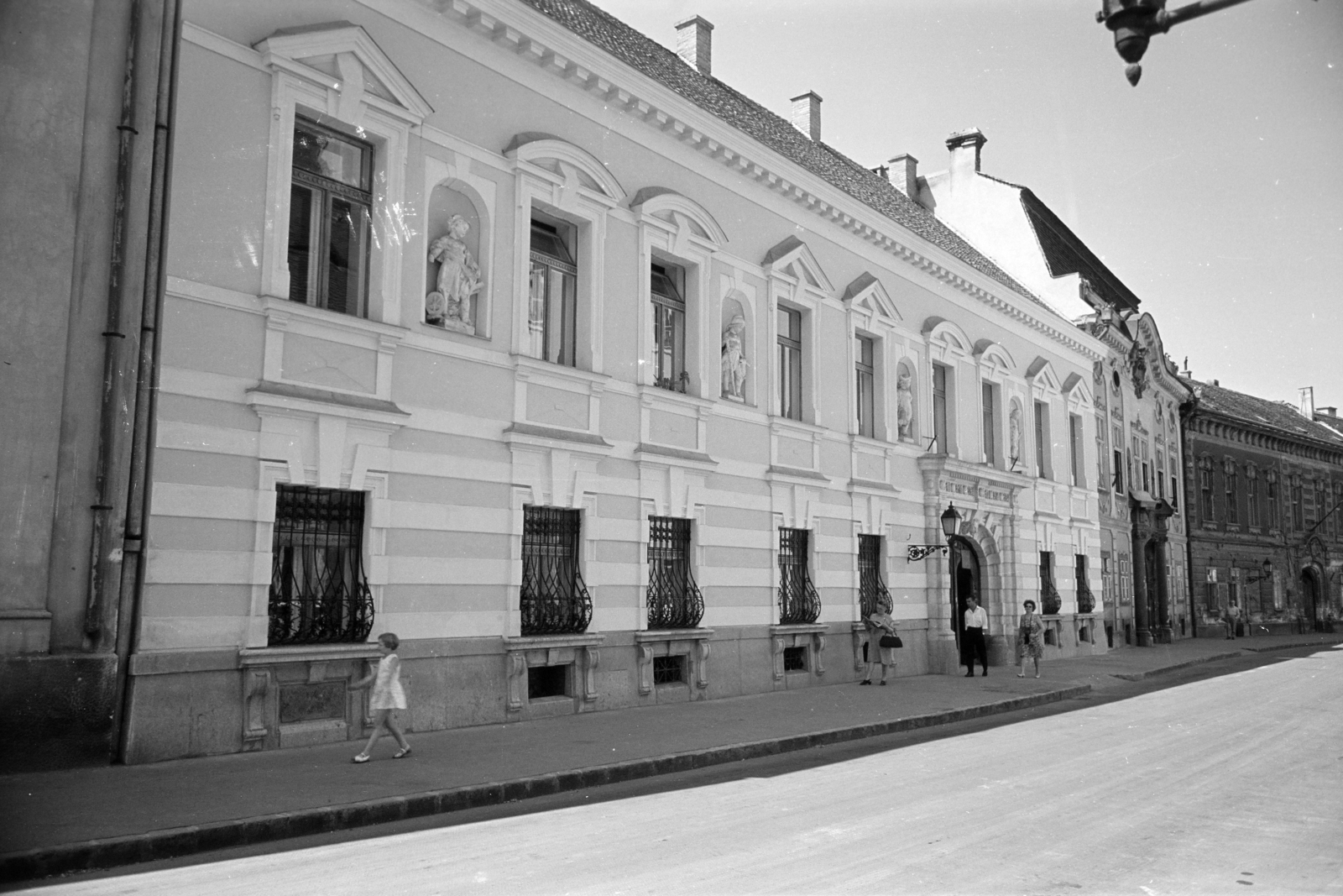 Magyarország, budai Vár, Budapest I., Úri utca, szemben a felújított 54-56-os számú ház., 1963, Artfókusz, Fábián József, Budapest, Fortepan #279499