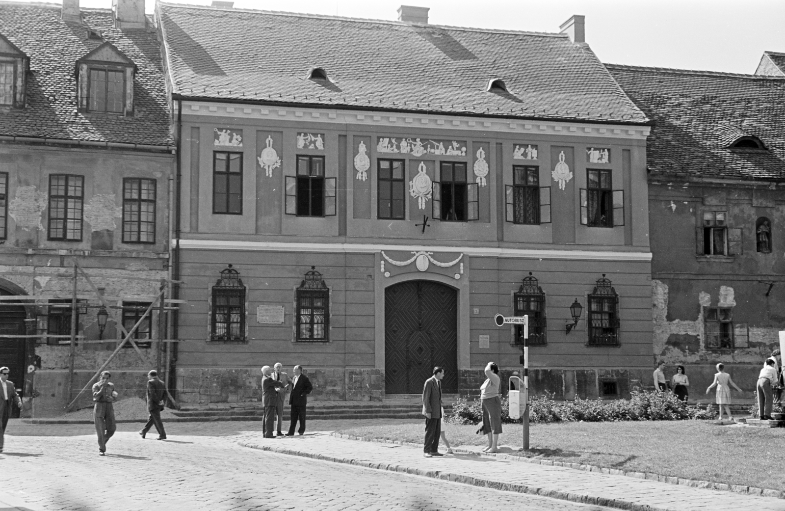 Magyarország, budai Vár, Budapest I., Bécsi kapu tér, középen a felújított 7-es számú ház, Hatvany Lajos palotája., 1959, Artfókusz, Fábián József, Budapest, Fortepan #279507