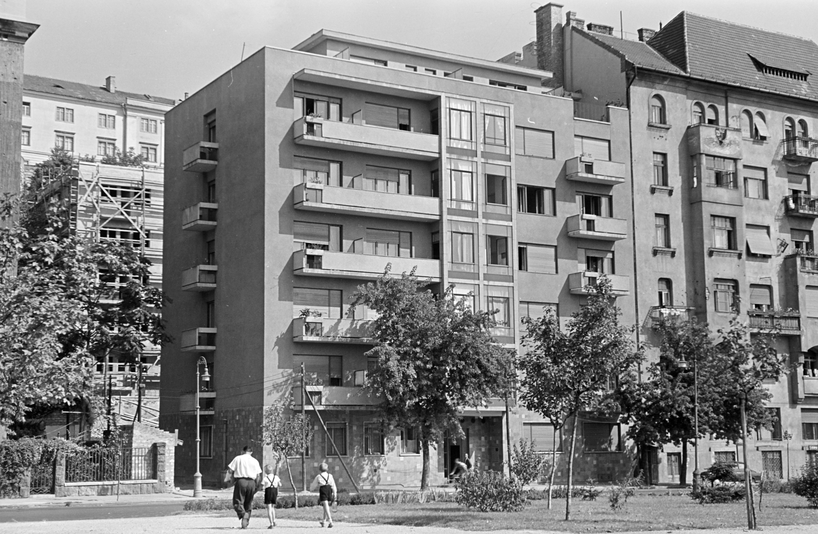 Magyarország, Budapest I., Vérmező, szemben az Attila út 131. és 129. számú ház. Fent a budai Várban a Hadtörténeti Múzeum épületének részlete látható., 1963, Artfókusz, Fábián József, Budapest, Fortepan #279509