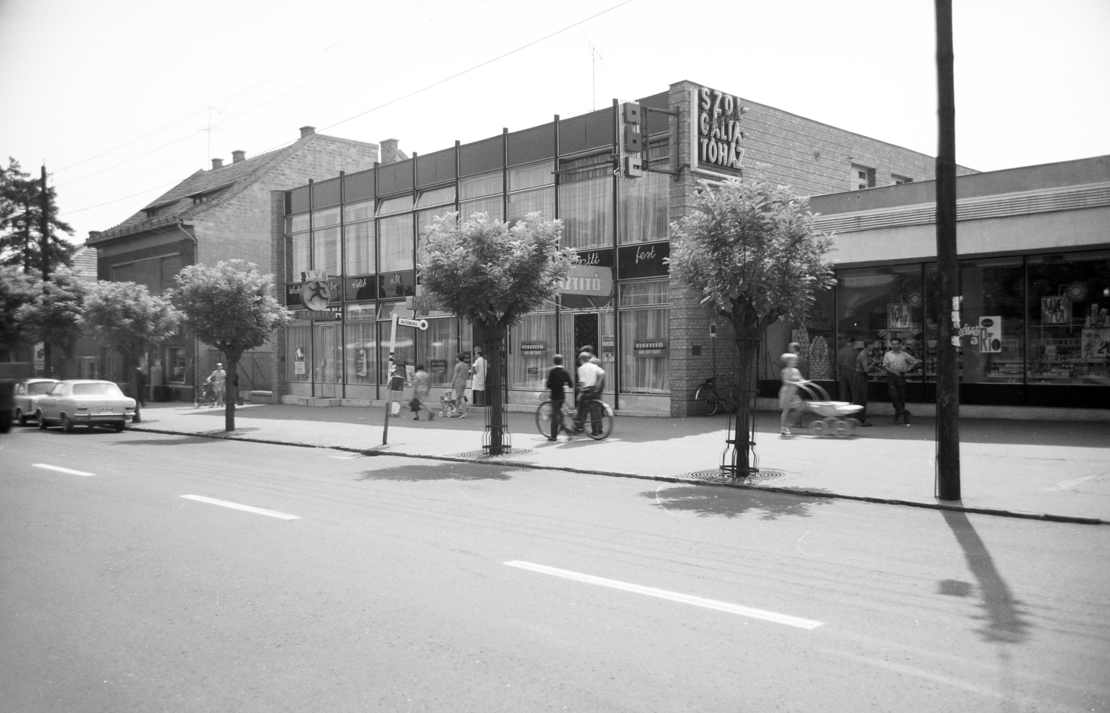 Hungary, Budapest XVIII., Üllői út 527. és 525. (Vörös Hadsereg útja 187, és185.), Szolgáltatóház és ABC áruház., 1974, Artfókusz, bicycle, Opel Kadett B, Budapest, Fortepan #279518