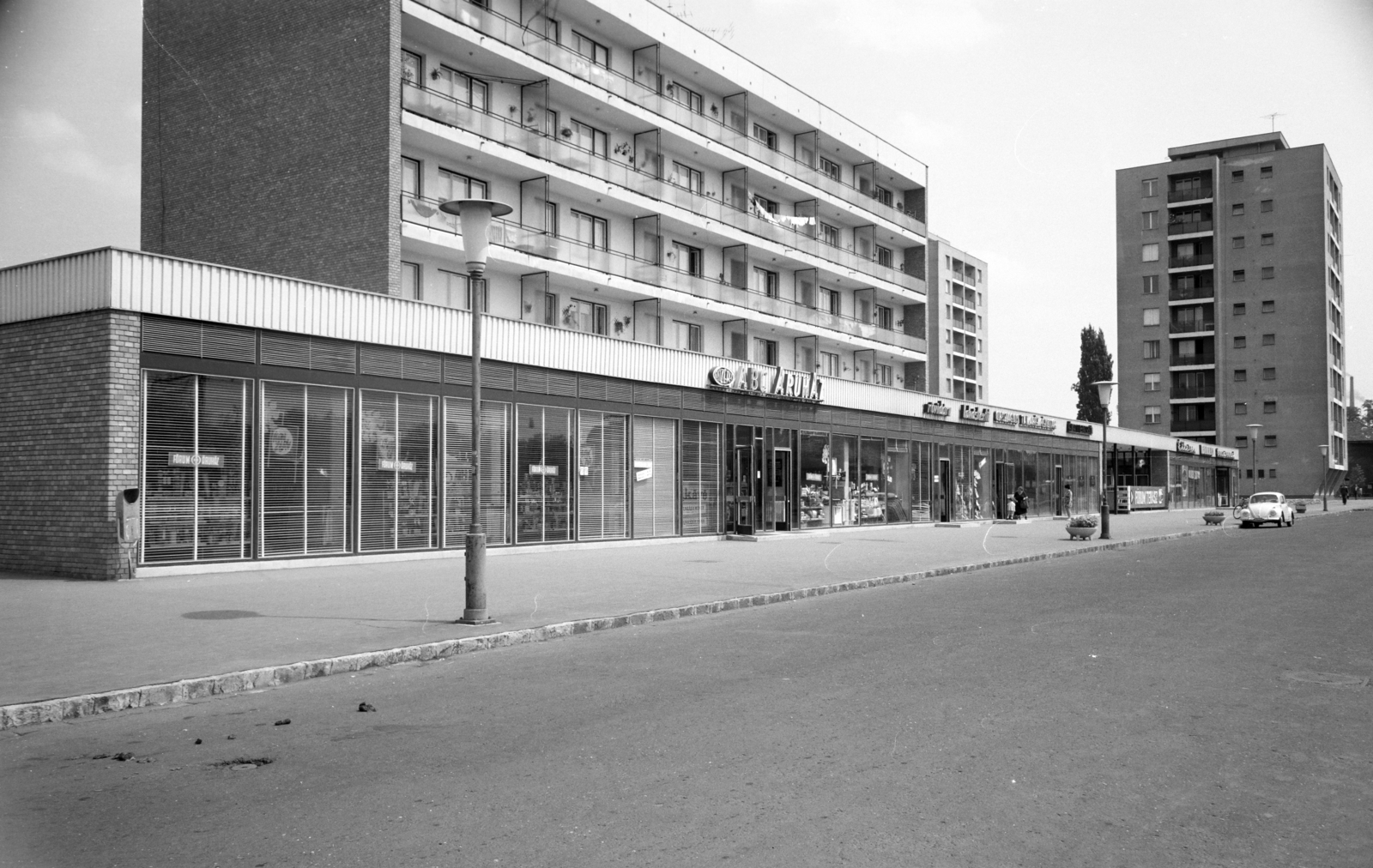 Magyarország, Budapest XVIII., Üllői út 366-376. (Vörös Hadsereg útja 86-96.)., 1969, Artfókusz, Fábián József, Budapest, Fortepan #279520