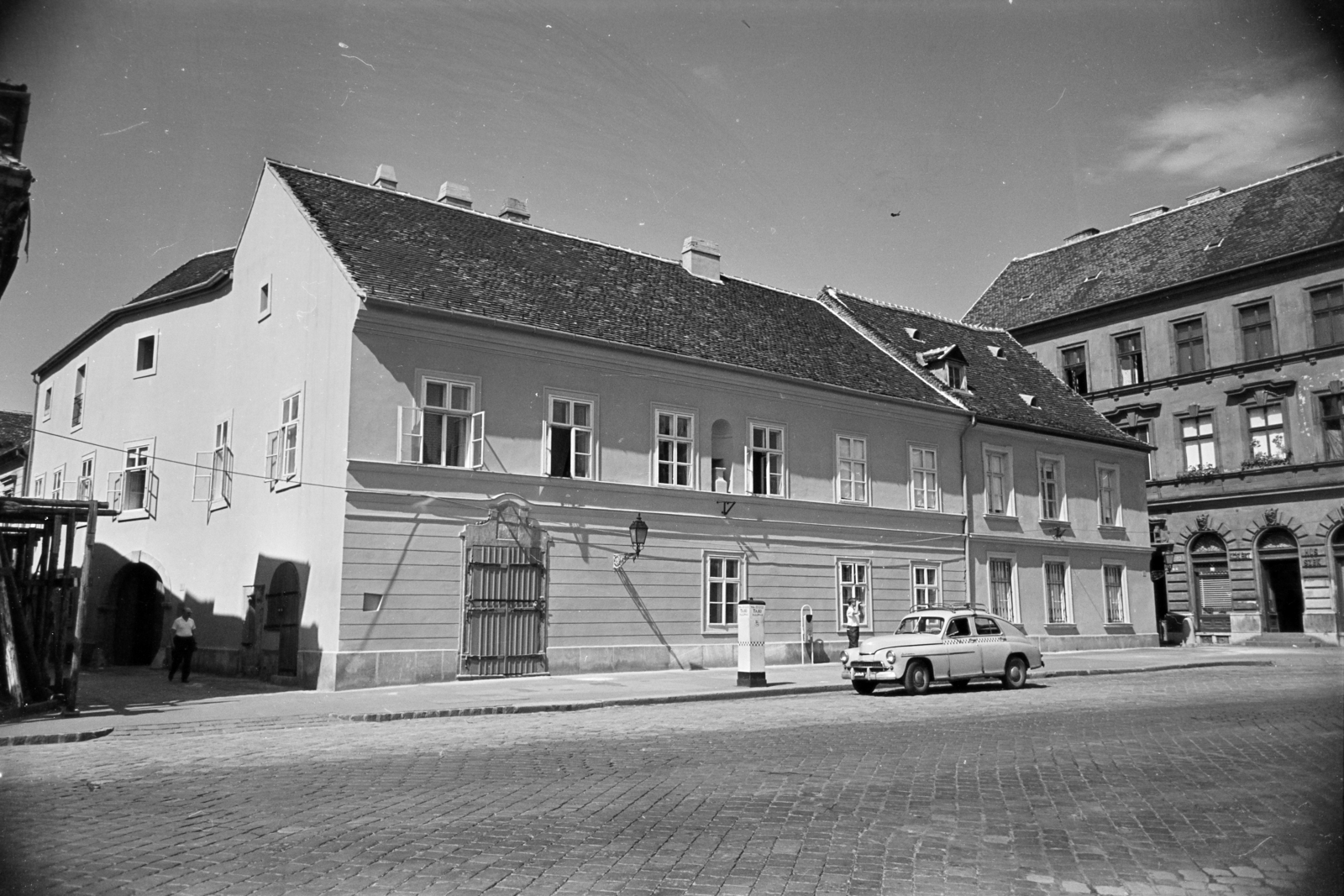 Hungary, Budapest I., Tárnok utca, taxiállomás a felújított 18-as számú ház előtt, jobbra a Balta köz., 1967, Artfókusz, Budapest, Fortepan #279523