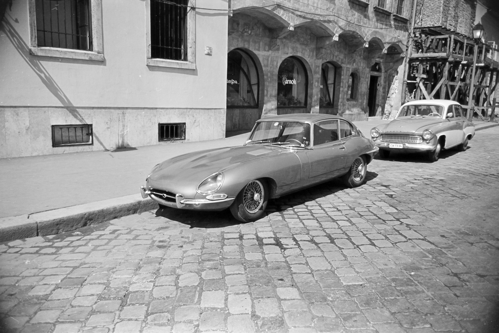 Magyarország, budai Vár, Budapest I., Tárnok utca 14., Jaguár és Wartburg típusú személygépkocsi a Tárnok eszpresszó előtt., 1967, Artfókusz, Fábián József, Jaguar-márka, Jaguar E-type, rendszám, Wartburg 311/312, Budapest, Fortepan #279524