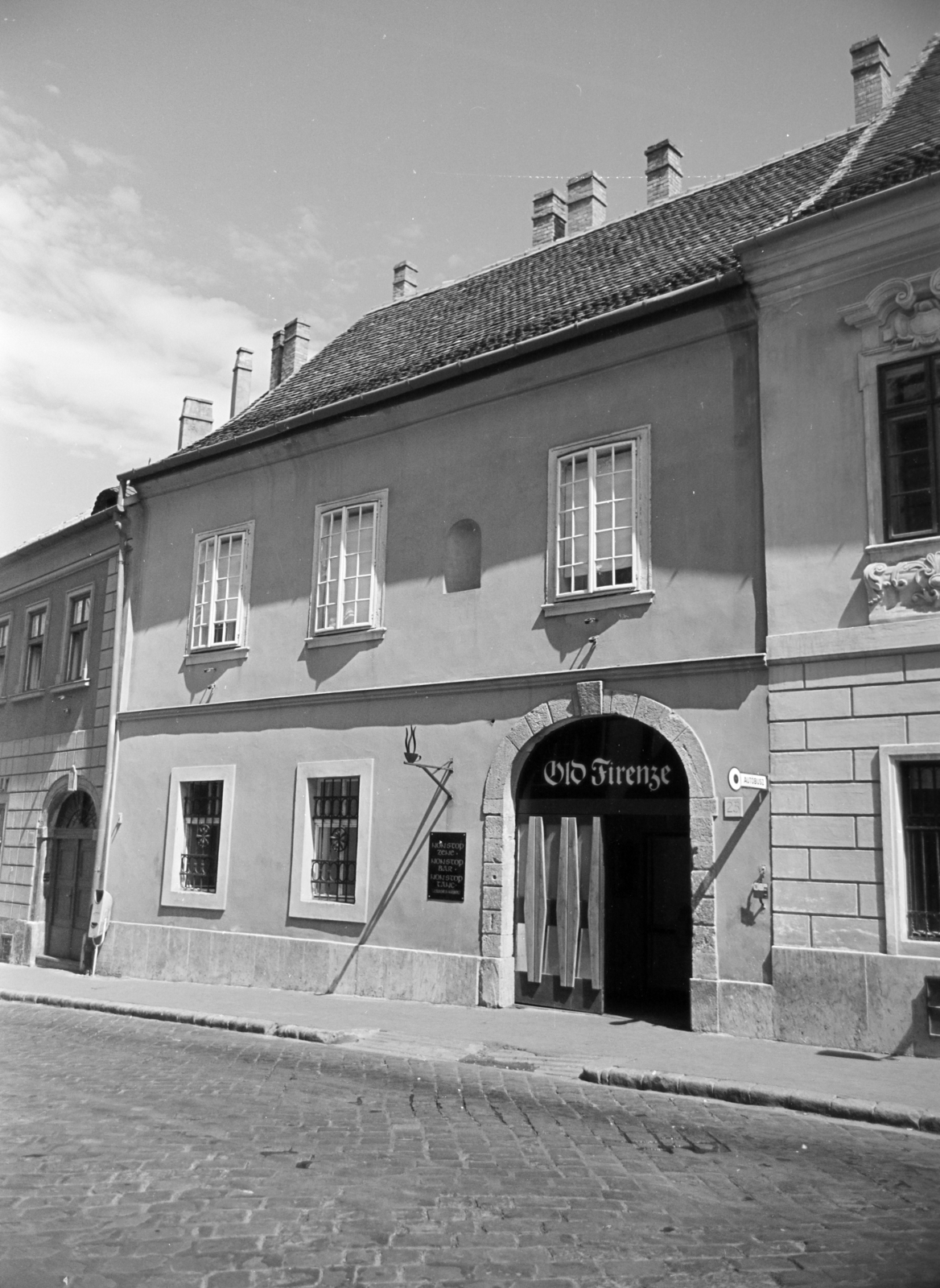 Magyarország, budai Vár, Budapest I., Táncsics Mihály utca 25., a felújított Old Firenze bár, eszpresszó épülete., 1968, Artfókusz, Fábián József, Budapest, Fortepan #279526