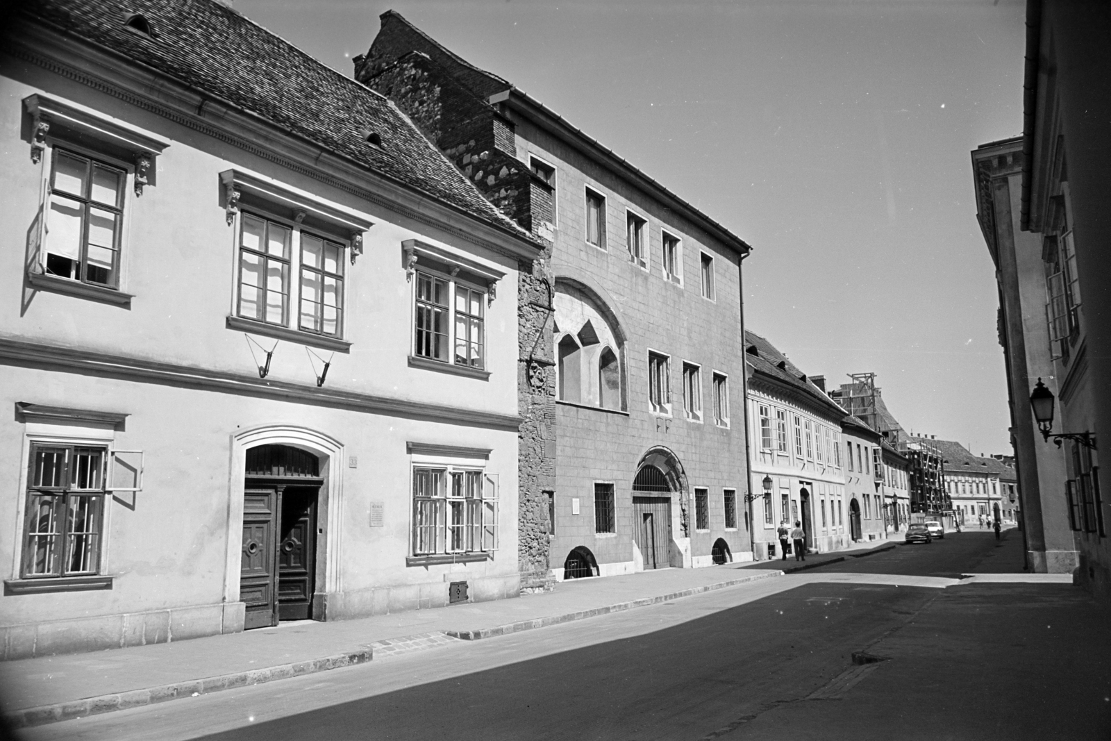 Hungary, Budapest I., Úri utca a Nőegylet utca felől a Szentháromság utca felé, háttérben az épülő Fehér Galamb ház., 1969, Artfókusz, street view, gateway, Budapest, Fortepan #279537