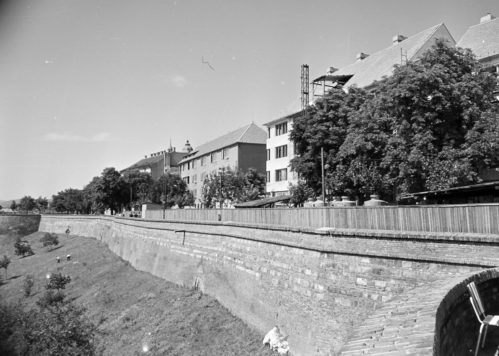 Magyarország, budai Vár, Budapest I., kilátás a Savanyúleves rondelláról a várfal és a bal szélen látható Veli bej rondella felé, szemben a Tóth Árpád sétány épületsora., 1967, Artfókusz, Fábián József, Budapest, Fortepan #279538