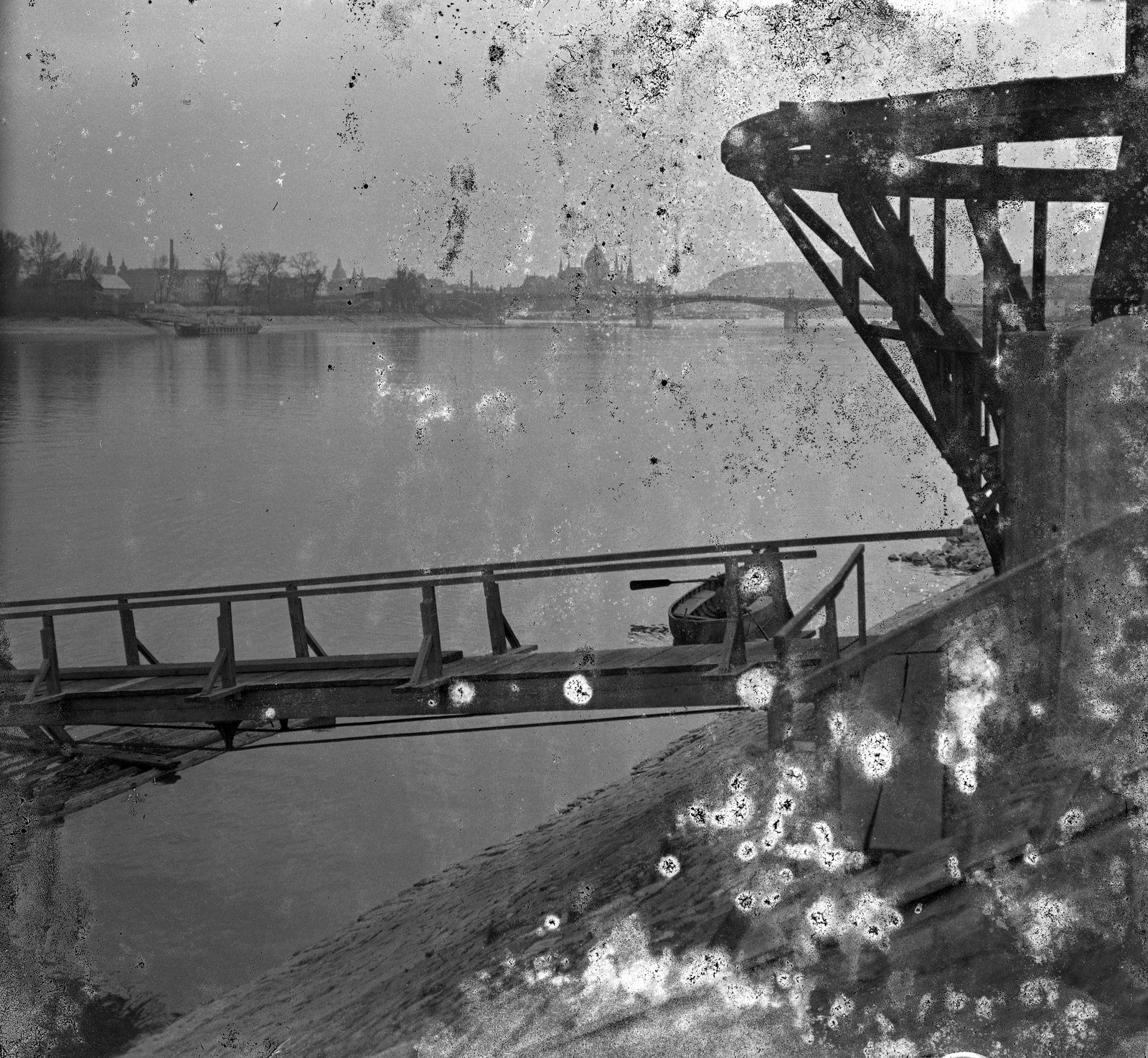 Hungary, Budapest II., Újlaki (Óbuda) rakpart, lejáró a Lujza gőzmalom előtt., 1906, Kurutz Márton, boat, pier, damaged photo, Budapest, Fortepan #27954