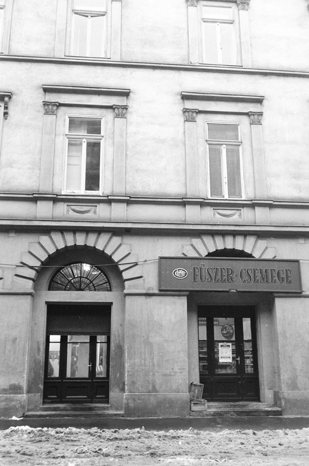 Hungary, Budapest V., Sas (Guszev) utca, szemben a 4-es számú ház., 1972, Artfókusz, grocery store, Budapest, Fortepan #279542
