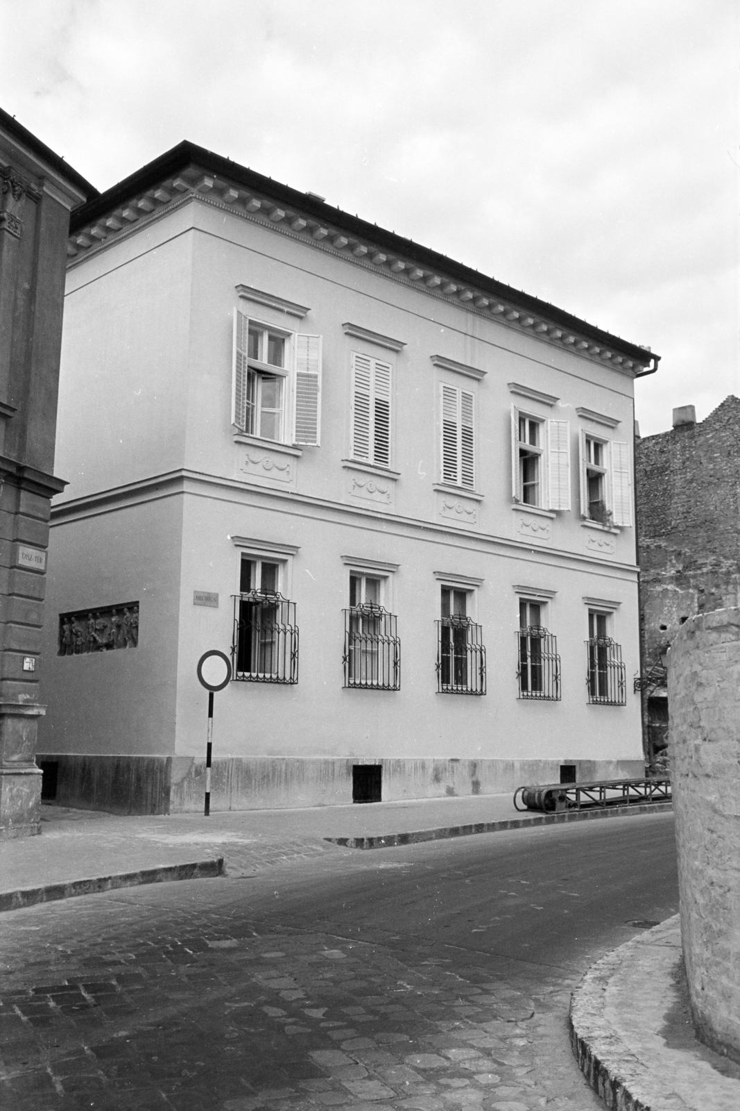 Magyarország, budai Vár, Budapest I., Dísz tér, szemben a felújított Úri utca 2. számú ház a Móra Ferenc utca sarkán., 1963, Artfókusz, Fábián József, Budapest, Fortepan #279554