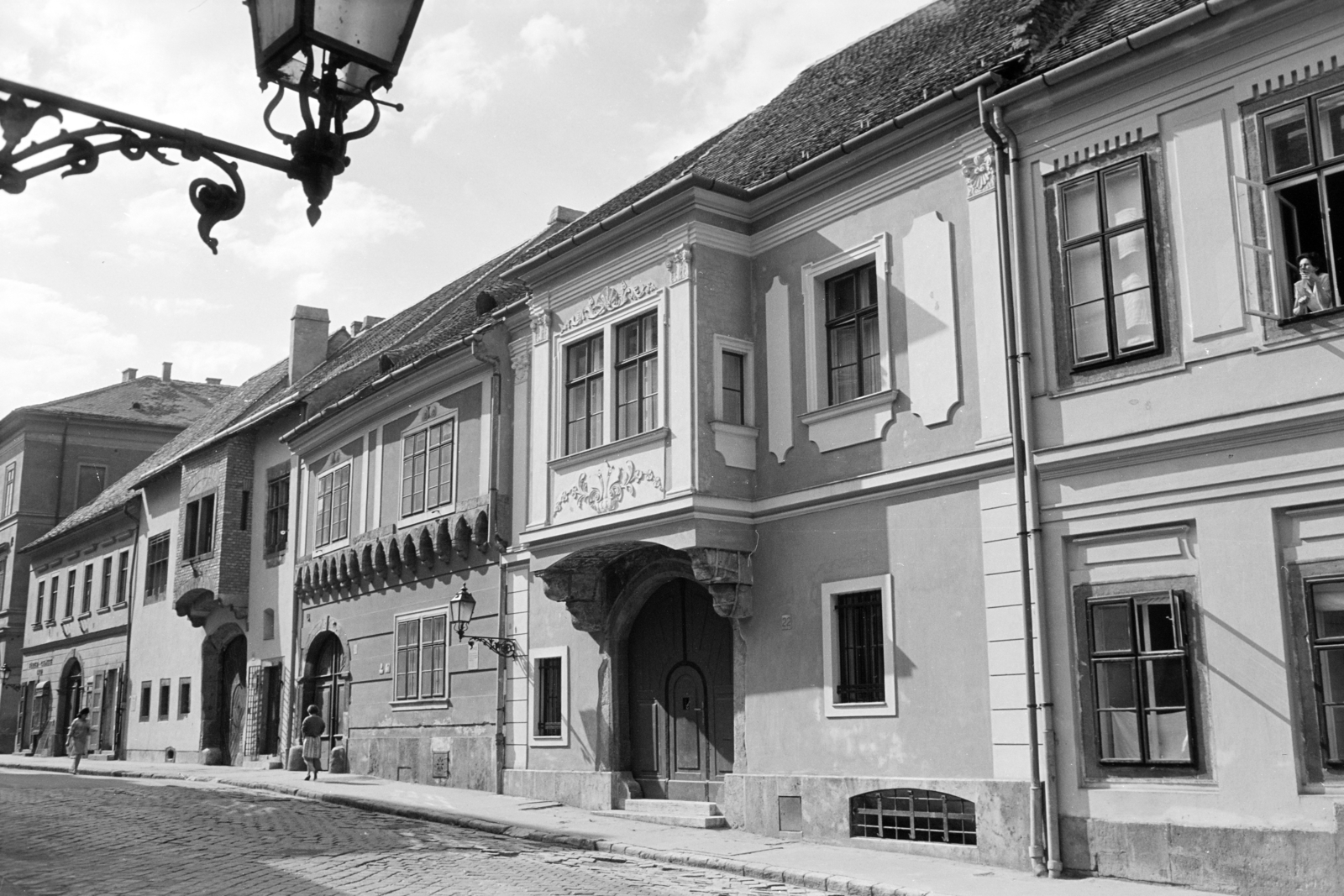 Hungary, Budapest I., Országház utca, balra a Dárda utca torkolatától a felújított 16., 18., 20., 22. számú házak., 1965, Artfókusz, Budapest, Fortepan #279559