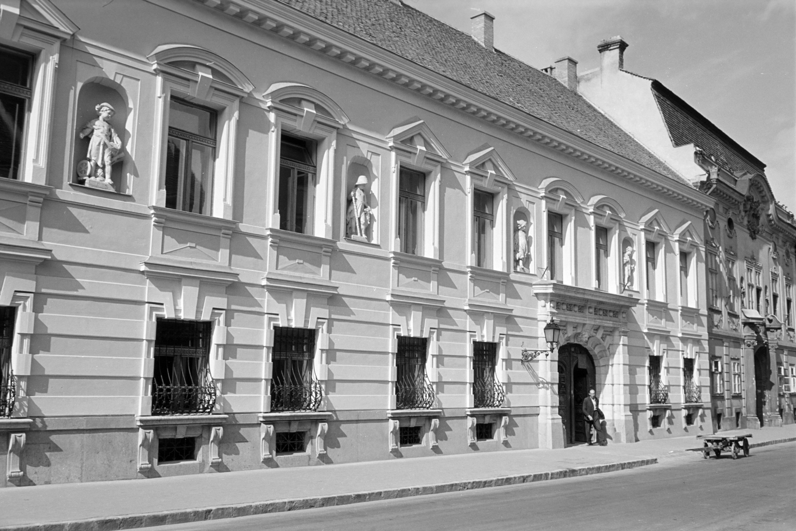 Hungary, Budapest I., Úri utca, szemben a felújított 54-56-os számú ház., 1965, Artfókusz, Budapest, Fortepan #279563