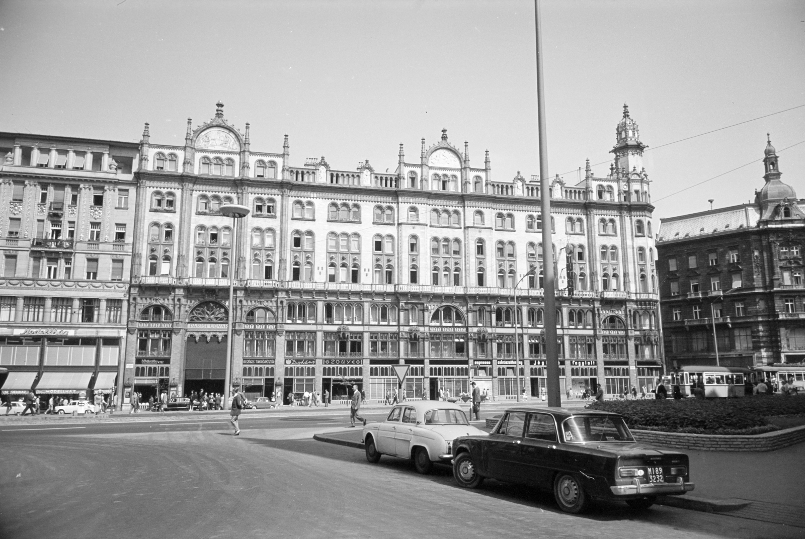 Magyarország, Budapest V., Ferenciek tere (Felszabadulás tér), szemben a Párizsi udvar épülete., 1968, Artfókusz, Fábián József, NSU Prinz, Renault Dauphine, Alfa Romeo Giulia, Budapest, Fortepan #279569