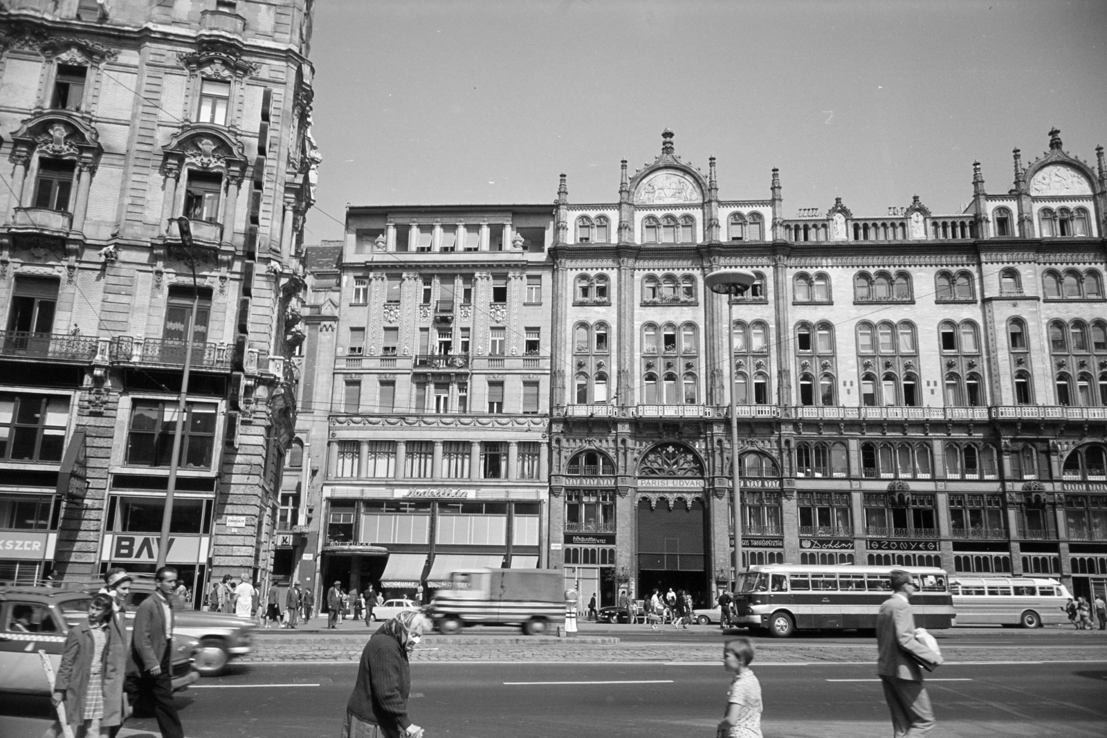 Hungary, Budapest V., Ferenciek tere (Felszabadulás tér), szemben a Párizsi udvar épülete., 1968, Artfókusz, Budapest, Fortepan #279570