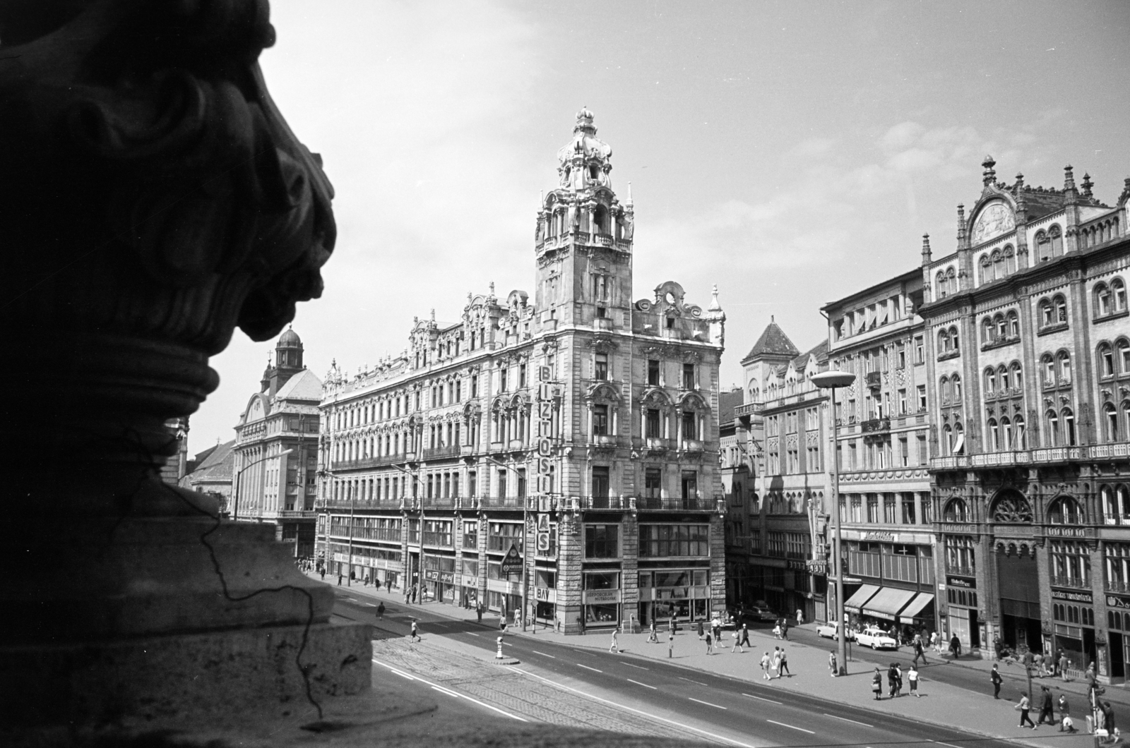 Magyarország, Budapest V., a Szabad sajtó út, az északi Klotild palota és a Kígyó utca a Ferenciek tere (Felszabadulás tér) felől nézve., 1968, Artfókusz, Fábián József, Budapest, Fortepan #279571