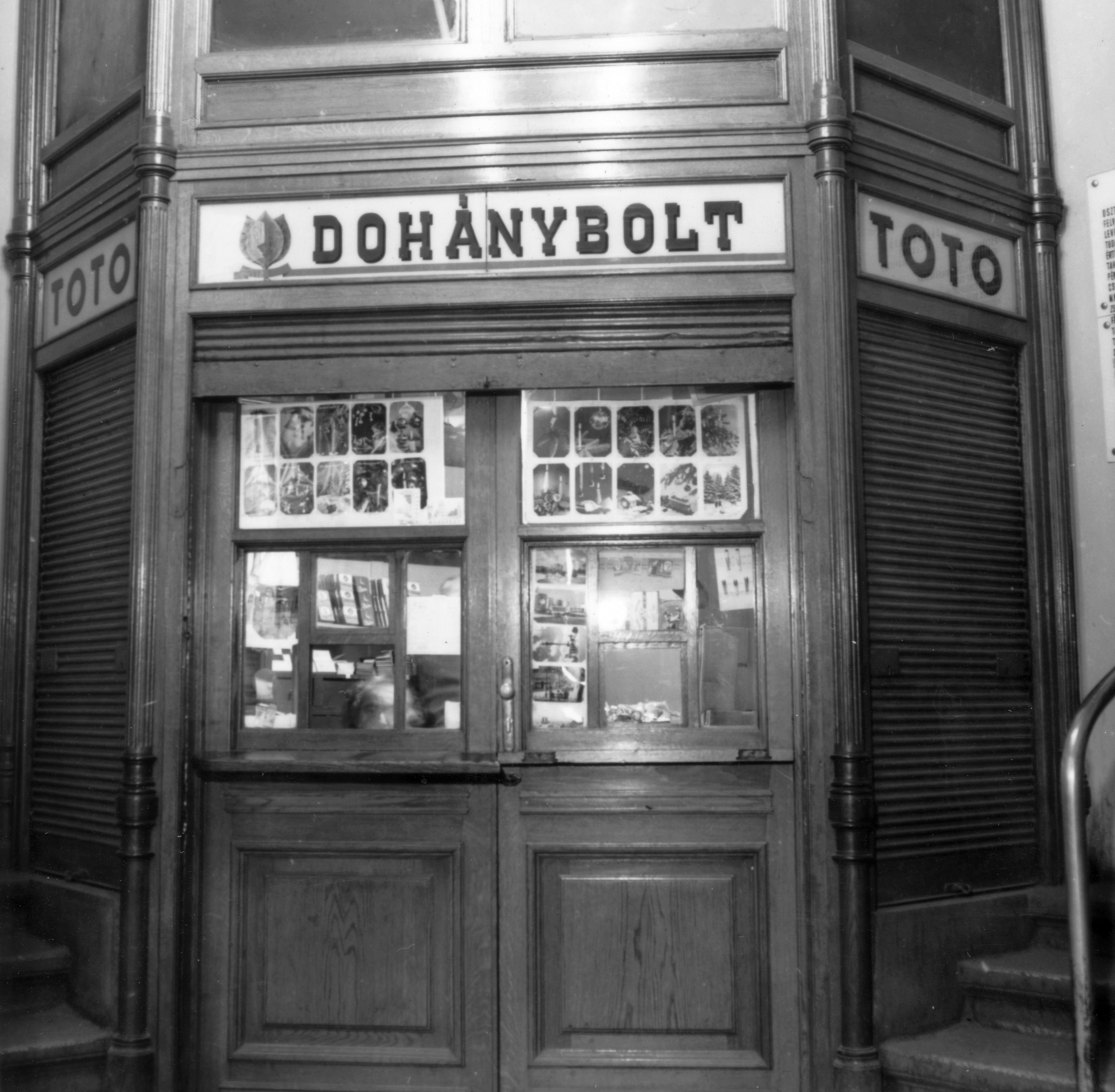 Hungary, Budapest V., Petőfi Sándor utca, Főposta előtere., 1954, Fortepan, trading, stairs, tobacco shop, Budapest, Fortepan #27958