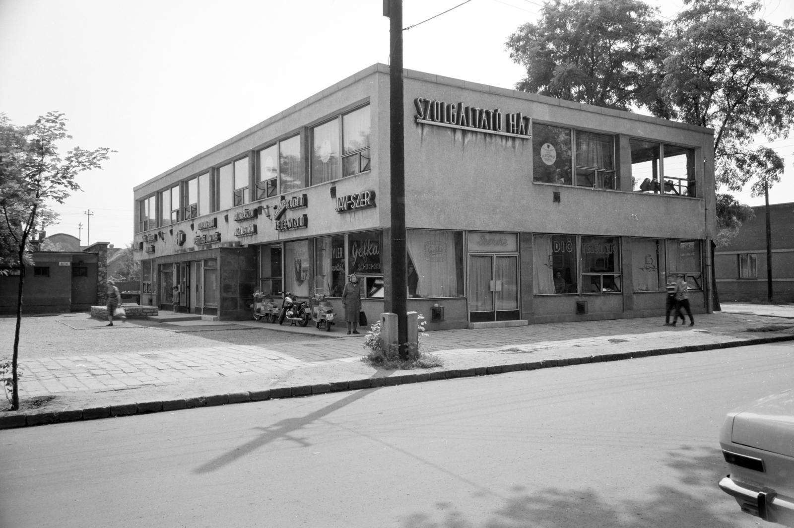 Magyarország, Budapest XV., Pestújhelyi út, szemben a Sztárai Mihály (Cservenka Miklós) téri Szolgáltatóház. Jobbra az épület mögött a Neptun utca., 1968, Artfókusz, Fábián József, Budapest, Fortepan #279583