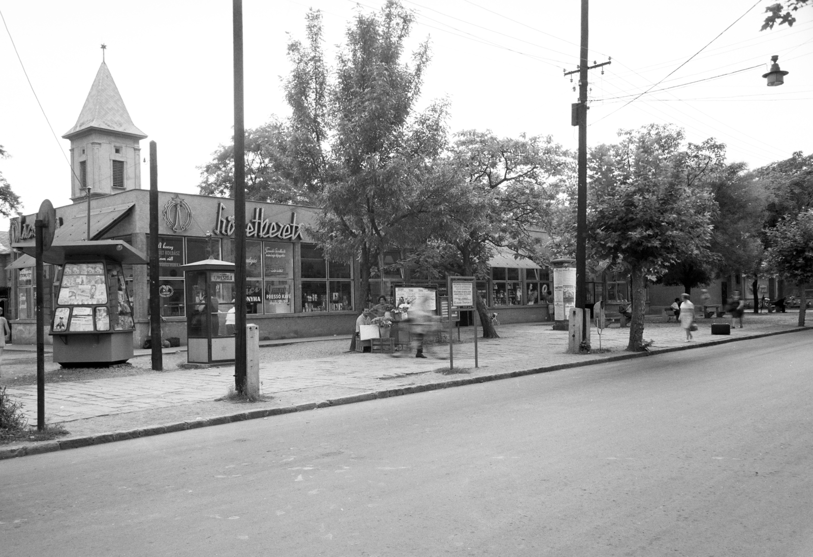Hungary, Budapest XV., Pestújhelyi út, szemben a 65-ös szám alatti szolgáltatóház, mögötte balra a pestújhelyi református templom tornya látható., 1969, Artfókusz, Budapest, Fortepan #279585