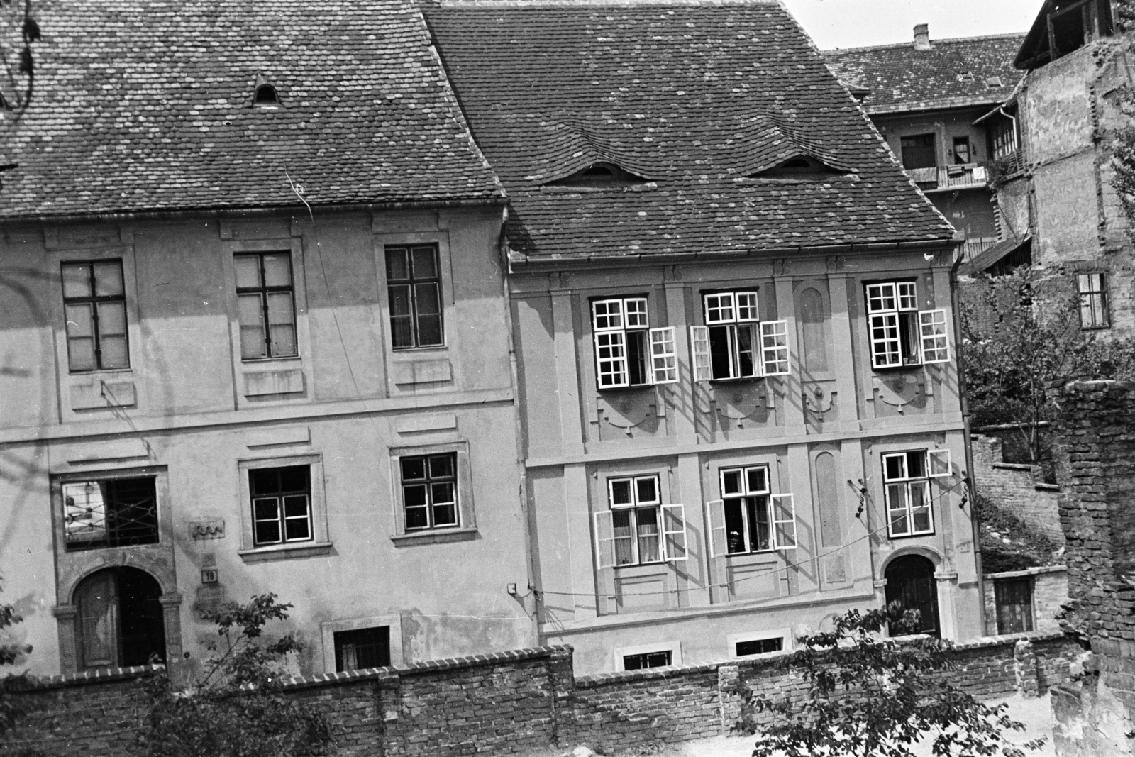 Magyarország, Budapest I., Szalag utca a Corvin tér felől, szemben a Szalag utca 18. és 20. számú házak, jobbra fent a Donáti utca 17-es számú épület., 1960, Artfókusz, Fábián József, ablak, bérház, Budapest, Fortepan #279600