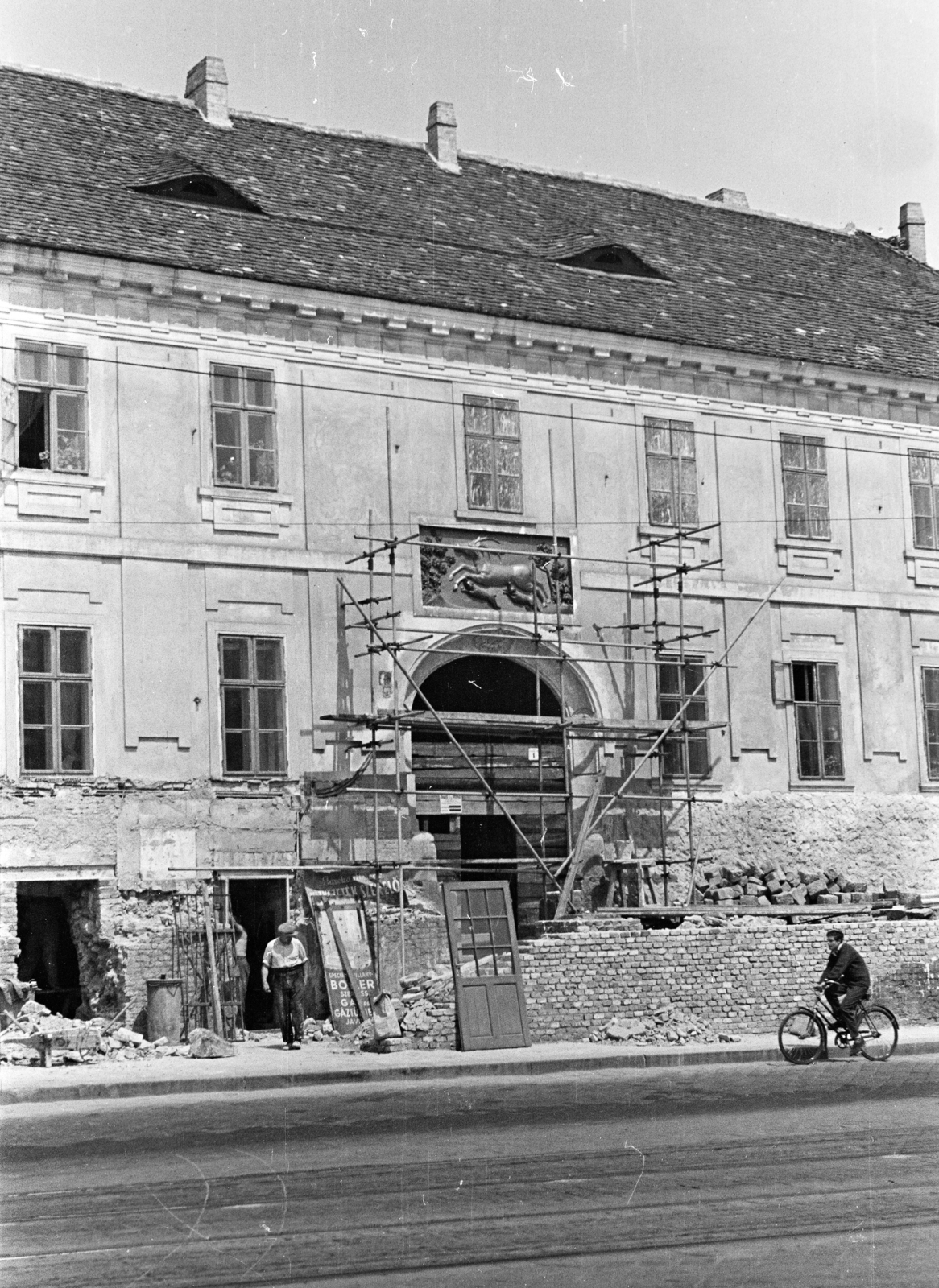Magyarország, Tabán, Budapest I., Szarvas tér, szemben a felújítás alatt álló Szarvas-ház. A bejárata feletti színezett kő dombormű 1811-ben készült., 1960, Artfókusz, Fábián József, építkezés, Budapest, kerékpár, Fortepan #279605