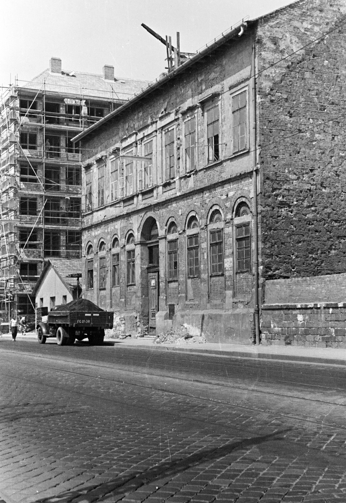 Magyarország, Tabán, Budapest I., Attila út, szemben a 15-ös számú ház, távolabb a 17-es számú ház építkezése látható., 1960, Artfókusz, Fábián József, teherautó, épületkár, Budapest, Fortepan #279606