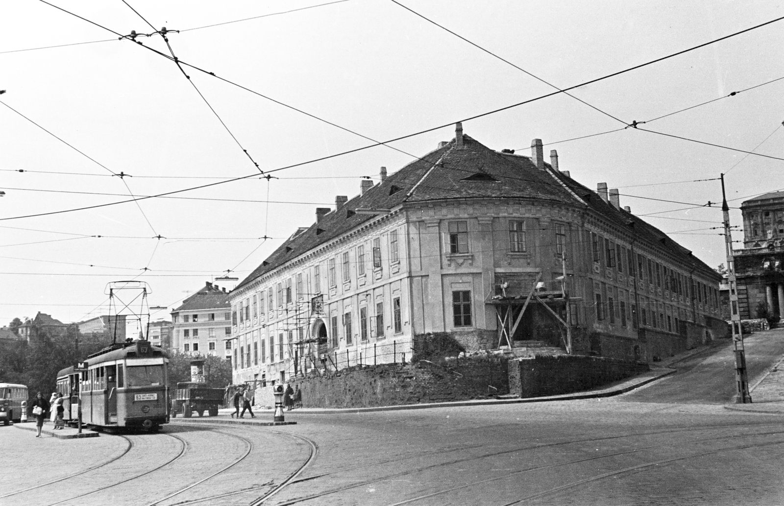 Magyarország, Tabán, Budapest I., Szarvas tér, szemben a felújítás alatt álló Szarvas-ház. Jobbra a Váralja utca., 1960, Artfókusz, Fábián József, gloriett, viszonylatszám, csibilámpa, villamos, Budapest, Fortepan #279608