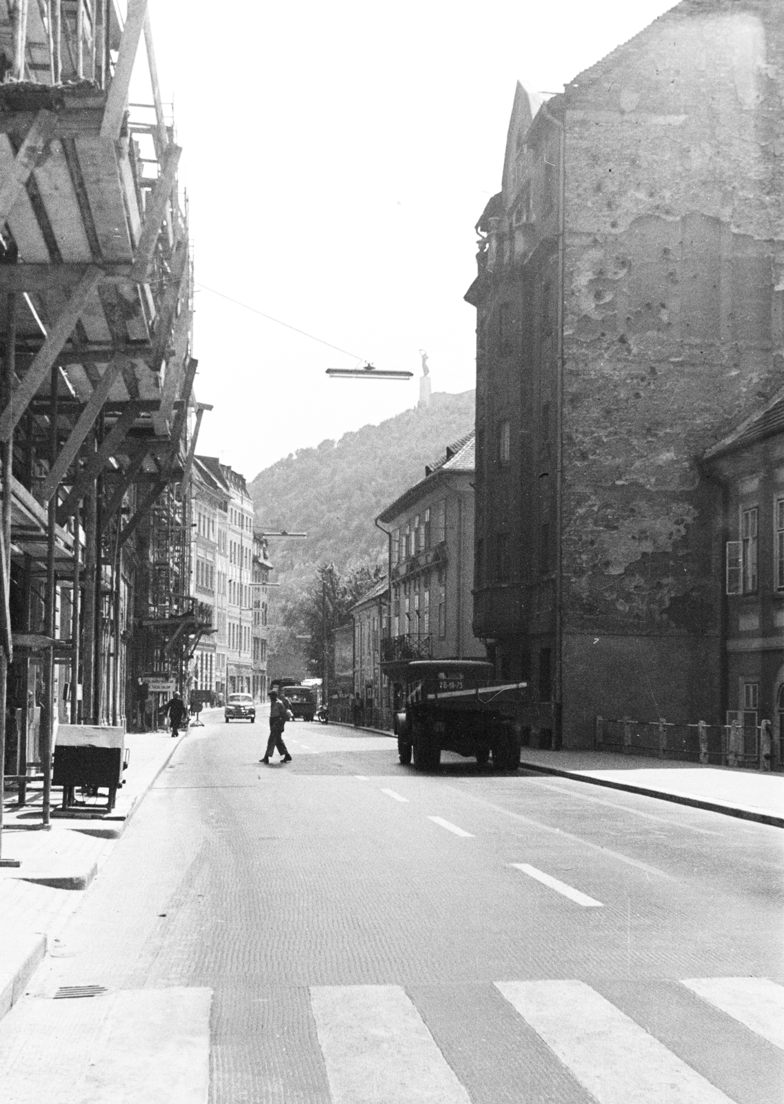 Hungary, Budapest I., a Döbrentei utca a Fogas utcától a Döbrentei tér felé nézve. Távolban a Gellért-hegyen a Felszabadulási emlékmű., 1964, Artfókusz, crosswalk, Budapest, Fortepan #279614