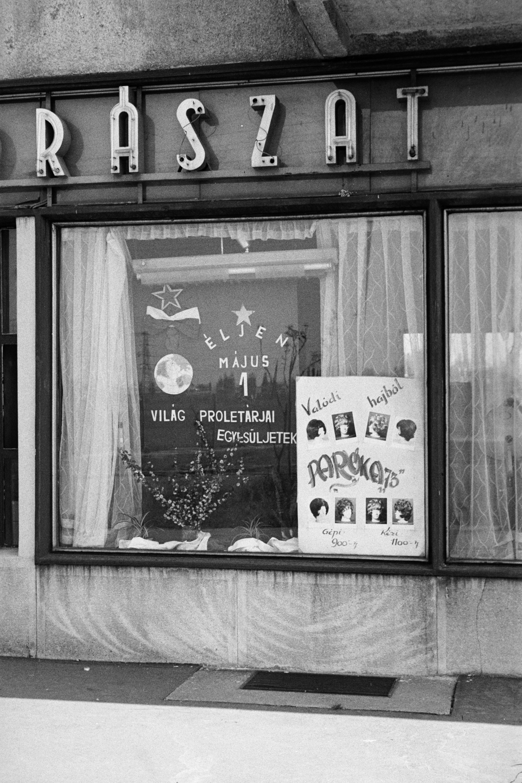 Magyarország, Budapest XIV., Egressy út 113/e, Budapesti Állami Fodrászat, férfi - női fodrászat kirakata., 1973, Artfókusz, Fábián József, fodrászat, május 1, paróka, tablókép, Budapest, Fortepan #279619