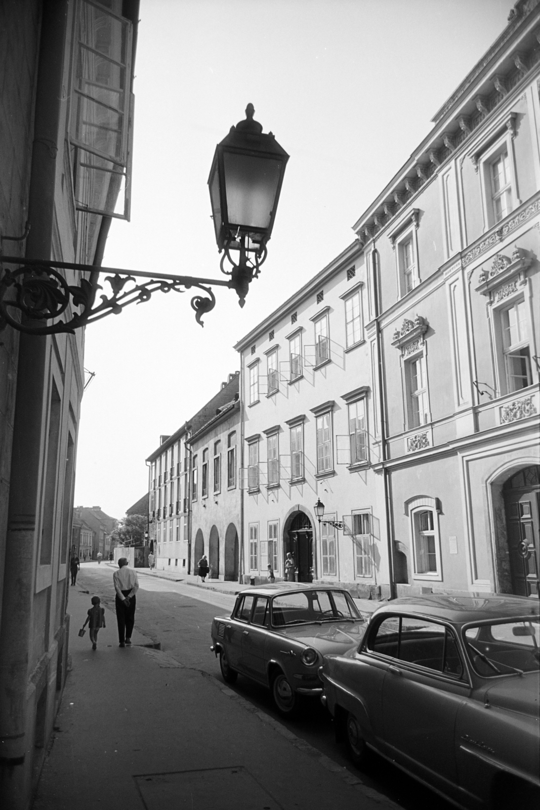 Magyarország, budai Vár, Budapest I., Úri utca a Nőegylet utcától a Szentháromság utca felé nézve, 1967, Artfókusz, Fábián József, Budapest, Fortepan #279624