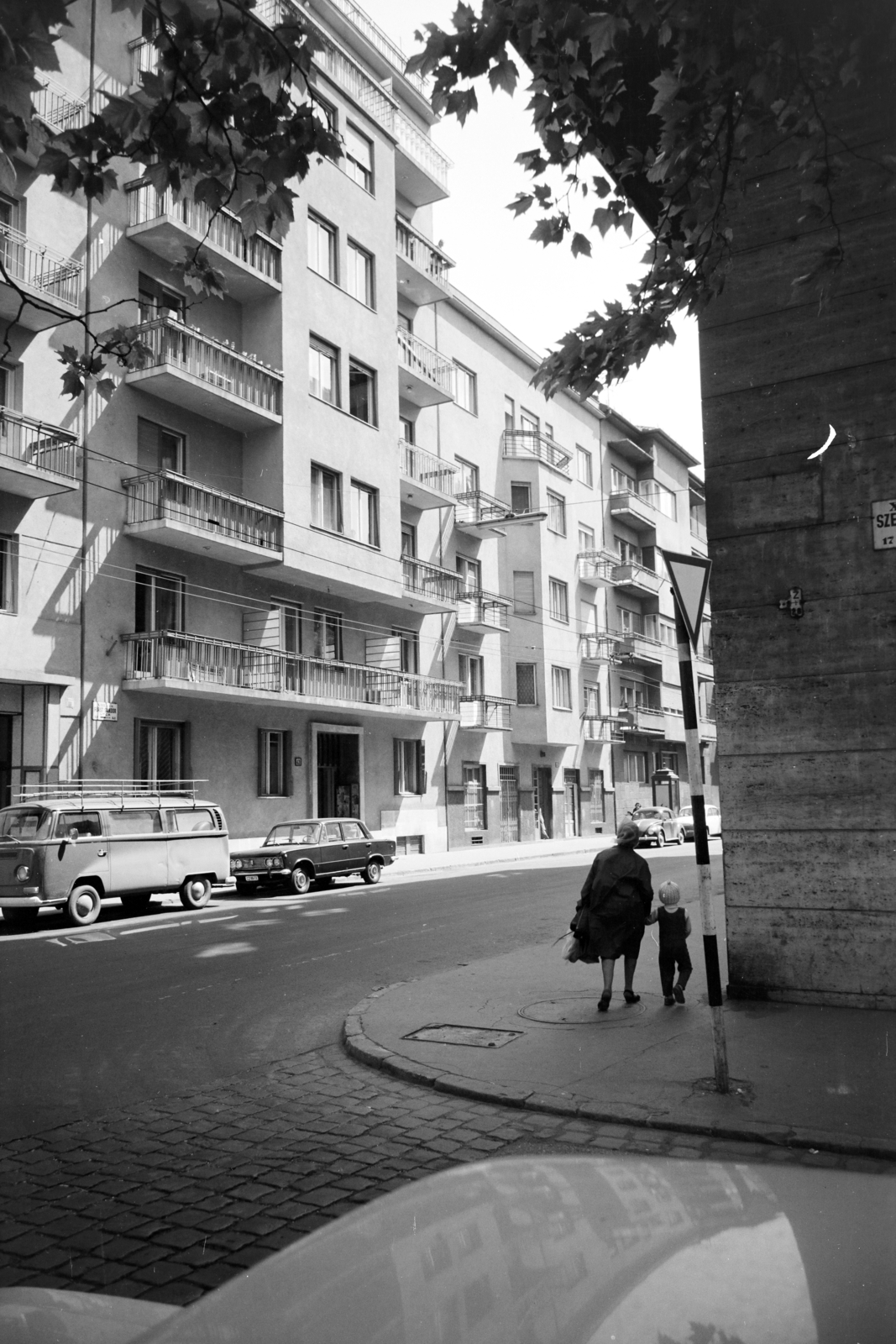 Hungary, Budapest XIII., Hollán Ernő (Fürst Sándor) utca, szemben a felújított 43., 41. és 39. számú házak a Szent István park felől nézve., 1972, Artfókusz, Volkswagen Beetle, Budapest, Fortepan #279630