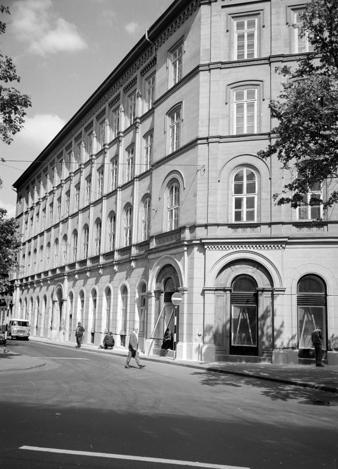 Hungary, Budapest VI., Bajcsy-Zsilinszky út, szemben a felújított 17-es számú ház, balra a Lázár utca., 1972, Artfókusz, Budapest, Fortepan #279638
